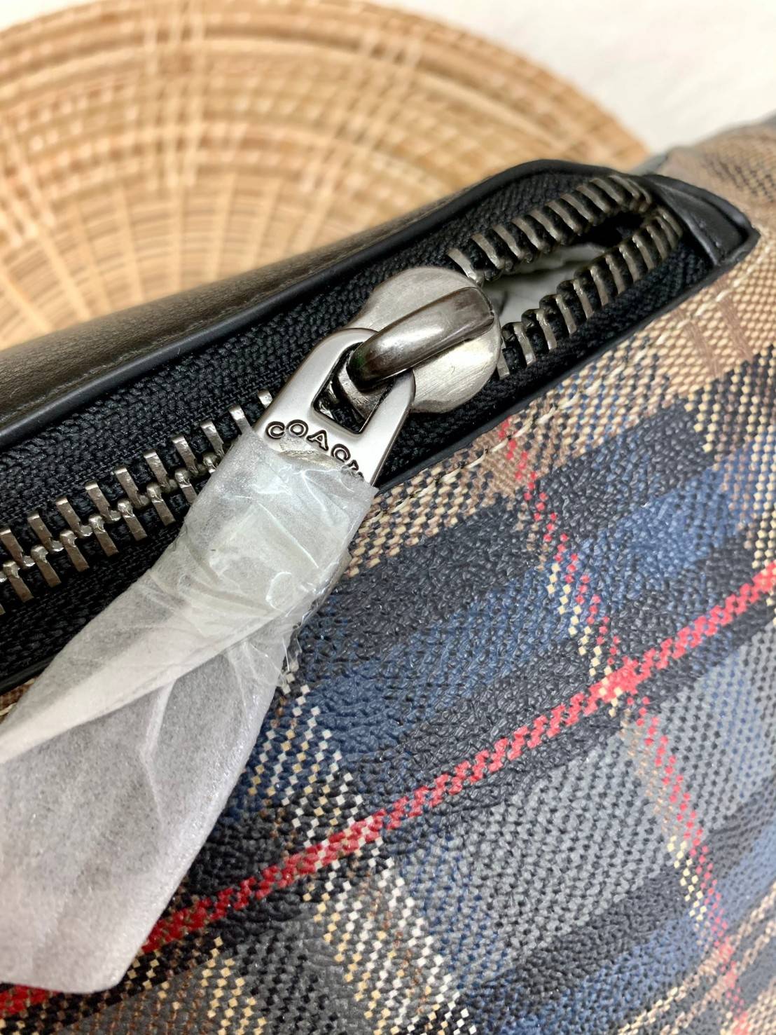 OUTTLET 】COACH WARREN BELT BAG IN SIGNATURE WITH PLAID PRINT ใบใหญ่คะ! ((83001)) สีเข้าใหม่ เอาใจวัยโจ๋ไปเลยจ้าา กระเป๋าคาดอกด้านหน้า//คาดไปทางด้านหลัง//หรือคาดเอวได้ ตามแต่ความถนัดได้เลยนะคะ หนังแท้ ด้านหน้าปริ้นลายสก๊อต+โลโก้แบรนด์ ได้สวยงามมากค่ะ กระเป