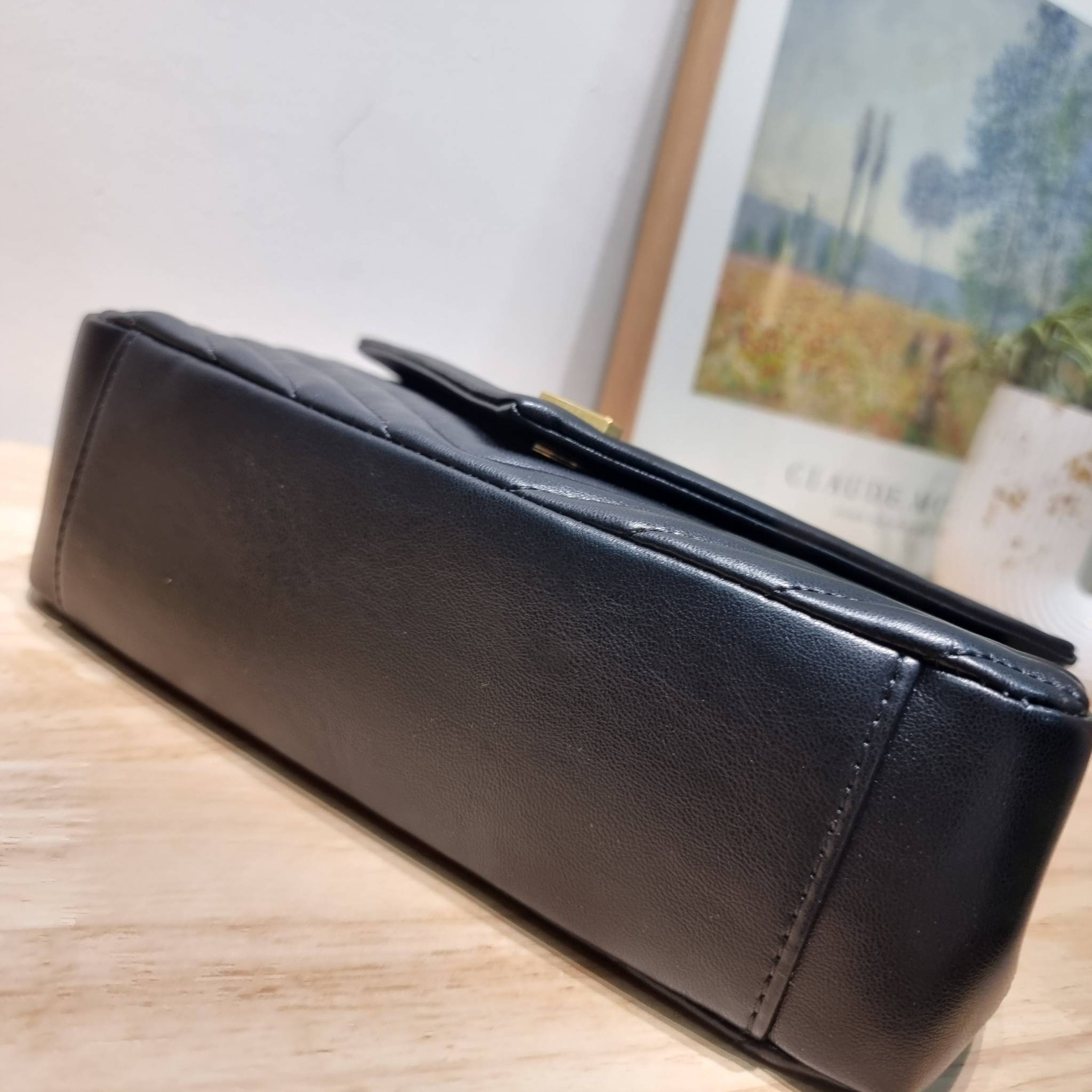 YSL College Medium Bag / Yves Saint laurent crossbody boutique กระเป๋าสะพายไหล่ ดีไซน์ทรงสวยหรู พิเศษ แถมฟรี พวงกุญแจห้อยเอกลักษณ์แบรนด์ ดูแพงไปหมดจริงๆไอเท็มนี้