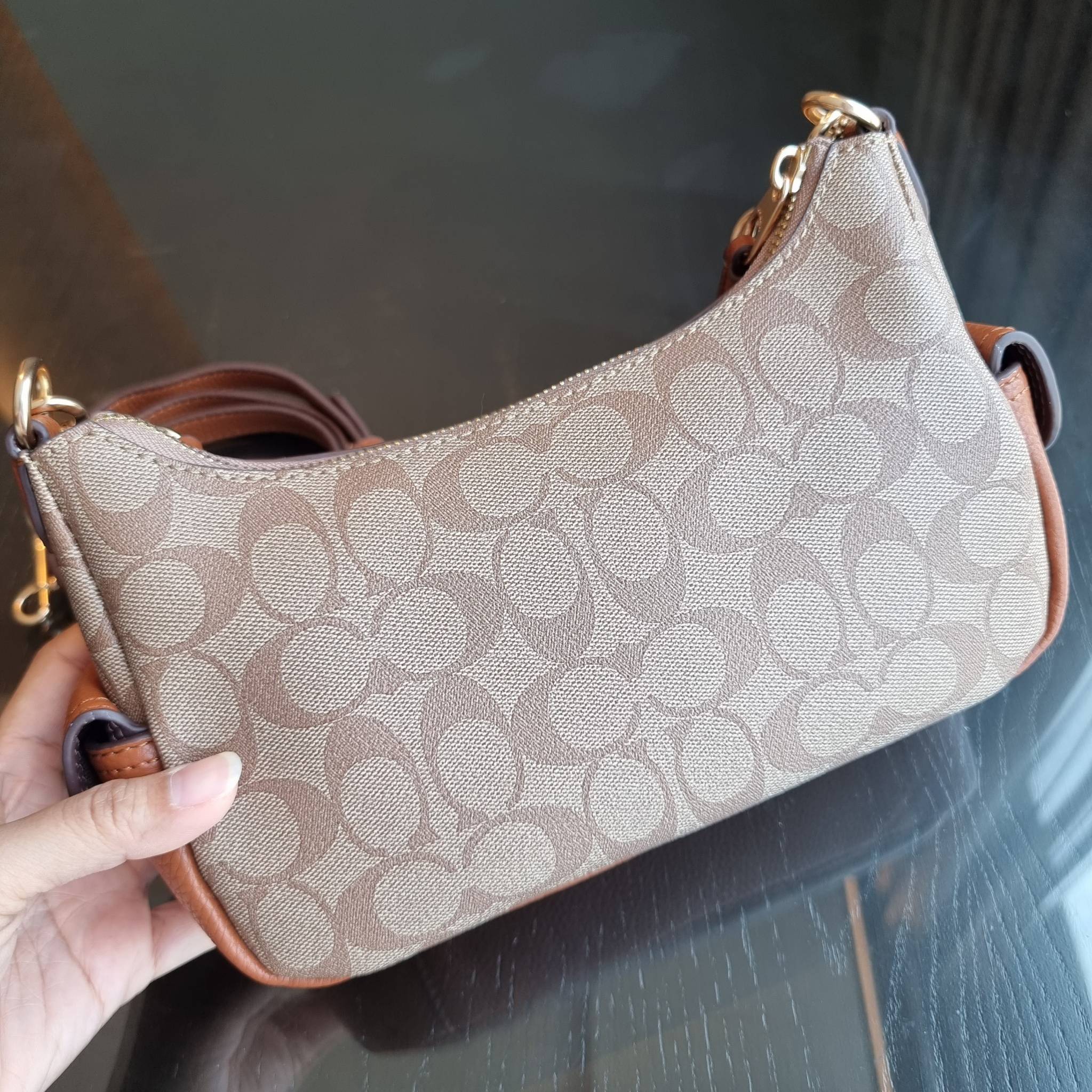 COACH C7223 PENNY SHOULDER BAG 25 IN SIGNATURE CANVAS คอลเลคชั่นเพนนีสุดคิ้วท์ ในรูปแบบของกระเป๋าสะพายไหล่กึ่งทรงพอช พร้อมเสิร์ฟความสวยถึงบ้านไปเลย!! ด้วยดีไซน์คลาสสิคย้อนยุค ที่แอบแฝงความเรียบหรู มาพร้อมสายสะพาย 2 เส้น เป็นสายคล้องมือและสายสะพายครอสบอดี้