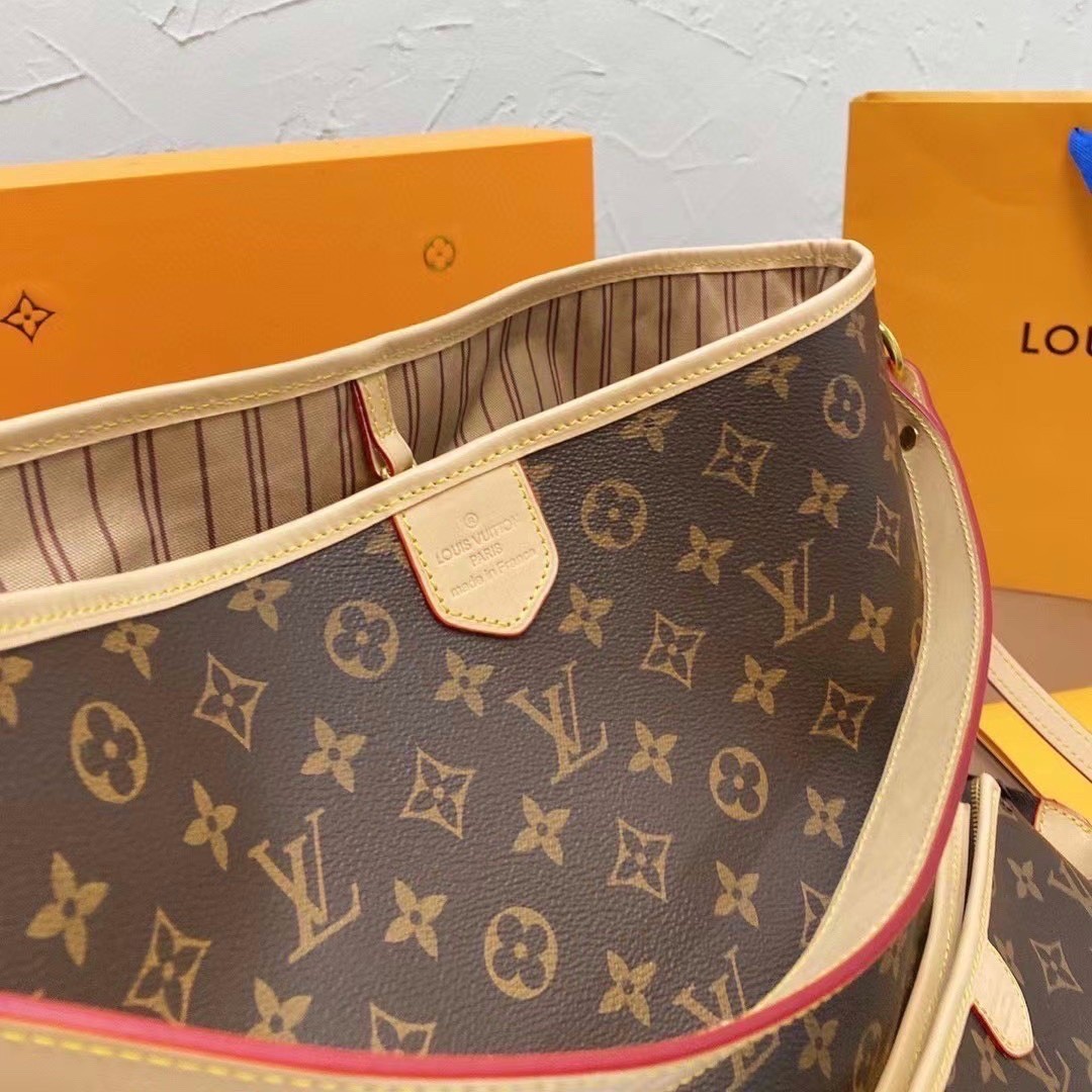 LV Delight Tote Bag กระเป๋าทรงโท้ทใบใหญ่ ขนาดจุได้แบบล้นๆ มาพร้อมใบเล็กเข้าเซ็ทพิเศษที่สุด!! สมใจใครที่มองหากระเป๋าใบโปรด