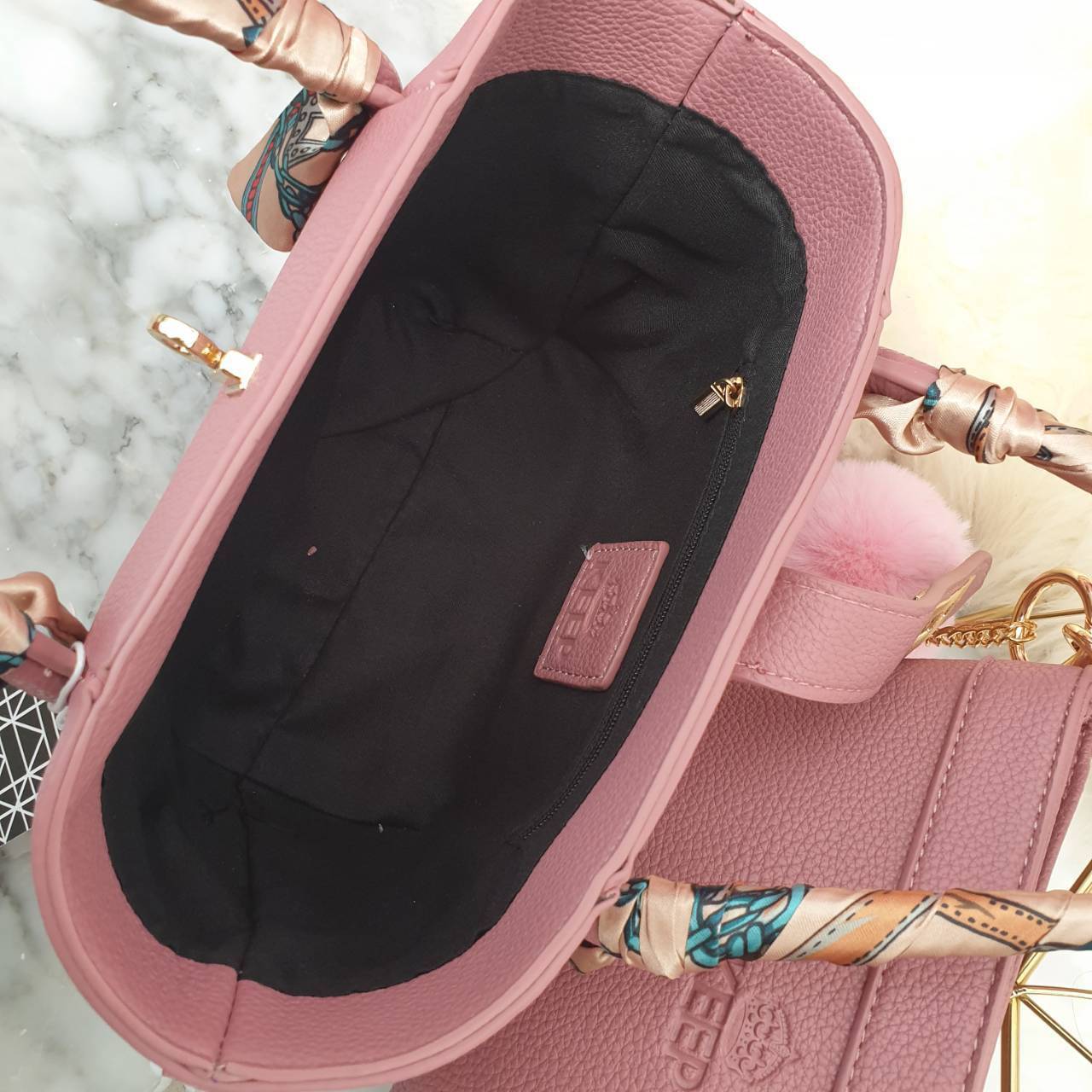 กระเป๋าทรงน่ารักๆ รับ Summer นี้เลยค่า KEEP ‘ Basket ‘ Handbag > ทรงน่ารัก (ราคานี้แถม ปอมๆ และผ้าพันหูกระเป๋าให้ 2 ผืน เข้า Set ) > มีใบเล็กด้านใน ให้อีก 1 ใบ สามารถเอาออกมาใช้สะพายได้ ( เหมือนซื้อ1ได้2 ) >น้ำหนักเบา ใบเล็กกะทัดรัด เหมาะกับ Summ