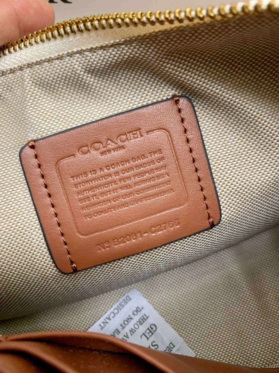 imited edition🌸 COACH C2766 SWINGER WITH GARDEN EMBROIDERY พร้อมส่งที่ไทย สวยก่อนใครชั่วโมงนี้ค่ะ💐 กระเป๋าหิ้ว//สะพายข้างได้ หนังแท้ หนังนิ่ม นุ่มมือดีมากๆค่ะ 🌸จุดเด่นด้านหน้าเป็นงานปักเน้นๆ3D สวยสะดุดตามากทีเดียวค่ะ เปิดปิดกระเป็า