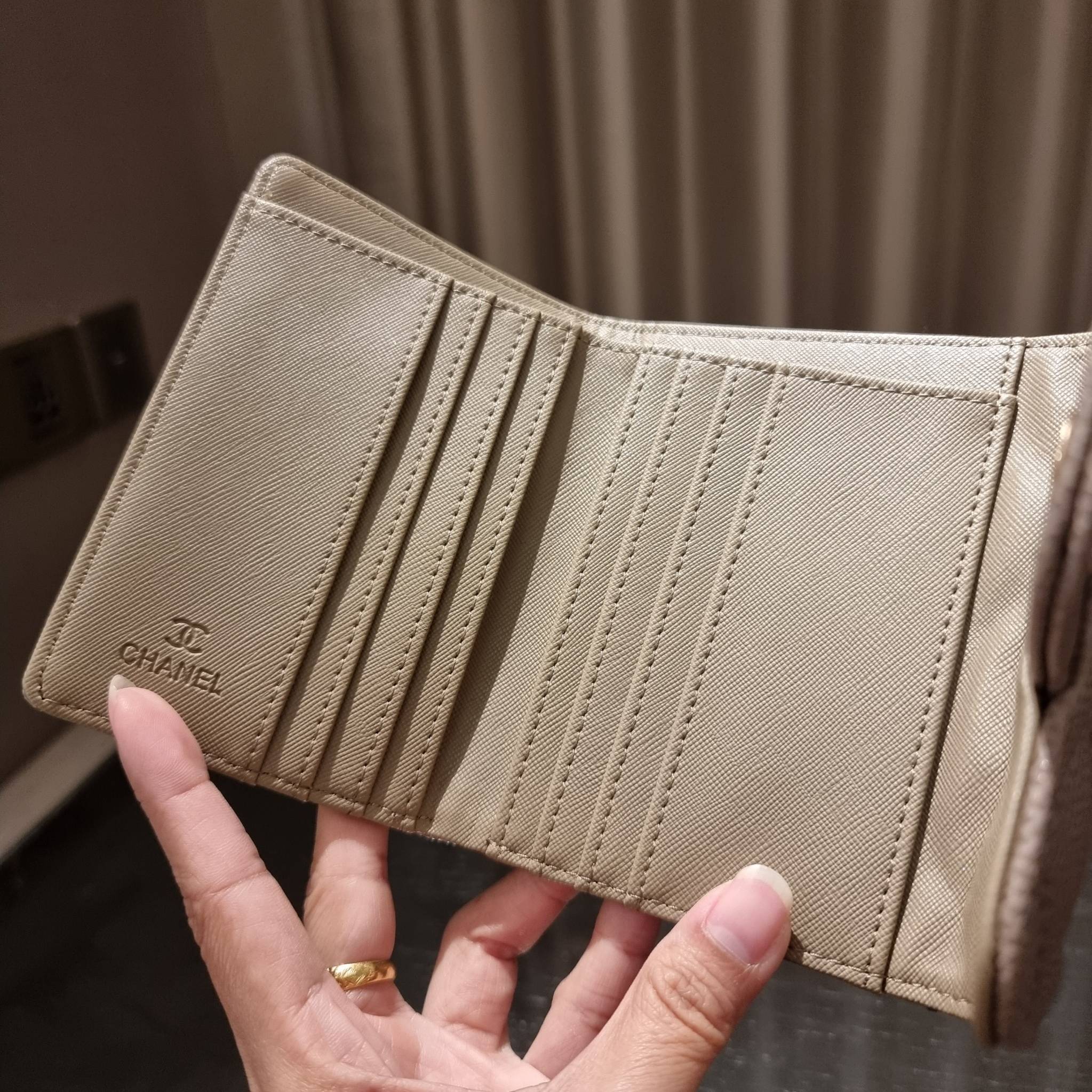 VIP 】มาแล้วจ้า!! รุ่นแนะนำ!! ฮิตติดใจสาวๆ!! กระเป๋าสตางค์ใบสั้นรุ่นฝาพับ จาก Chanel premium for gift เรียบหรู ดูไฮน์ วัสดุหนังสังเคราะห์ลายคาร์เวีย ด้านในเป็นหนังซาฟเฟียโน่ เปิด-ปิดด้วยกระดุมแม่เหล็ก ภายในกระเป๋ามีช่องใส่บัตร ใส่ธนบัตรได้ ดีไซน์เรียบหรูตา