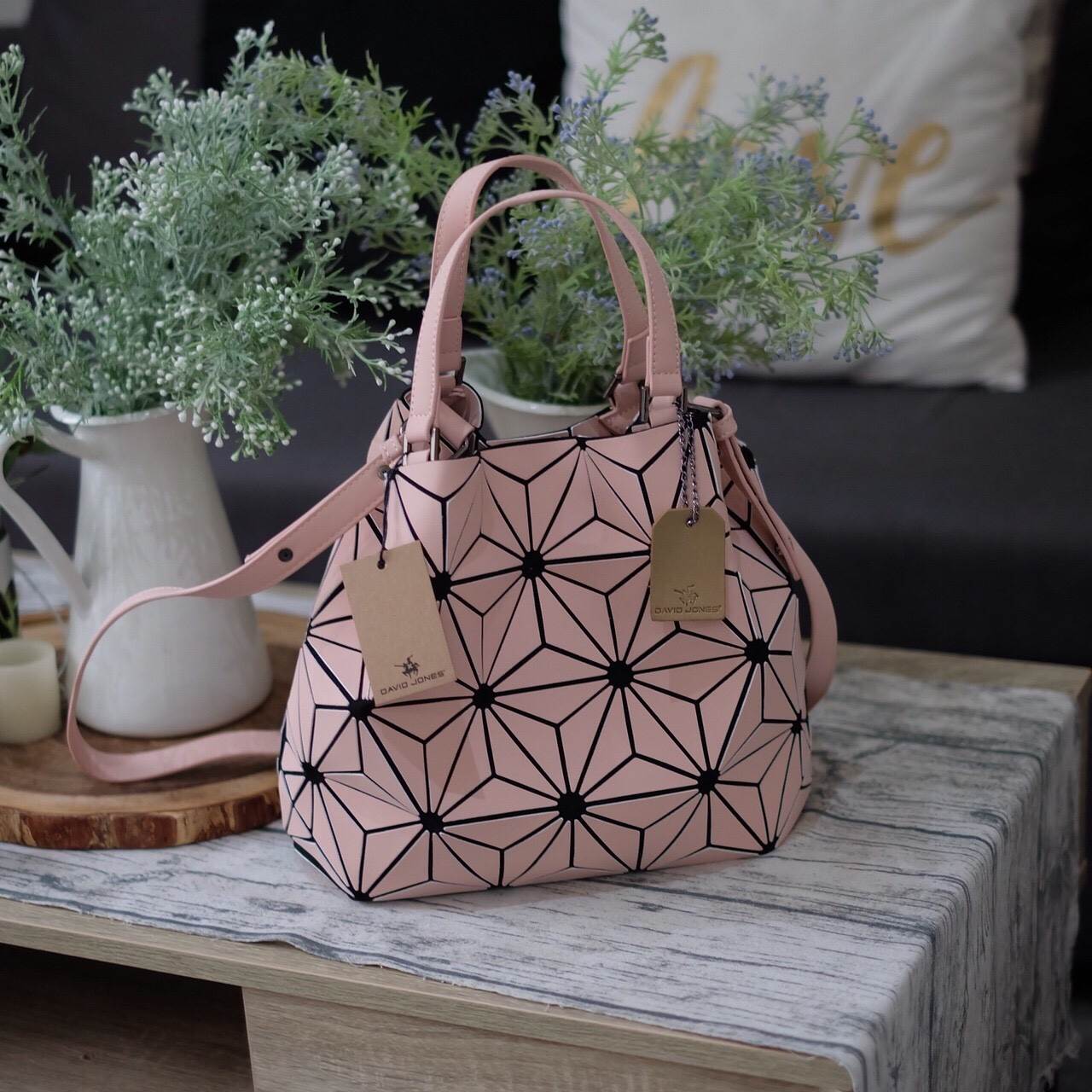 New Collection ka ' Matte Color ' ✨✨ สีด้าน มีให้เลือกถึง 4 สี 🍭🍭แถมยังลาย Limited edition หายาก 👍ปรับทรงได้ 2 แบบ น่ารักมาก จากแบรนด์ David Jones กระเป๋าสะพายข้างดีไซน์เกร๋มาก สีสวยหรูมาก ขนาดกะลังดีเลย น้ำ