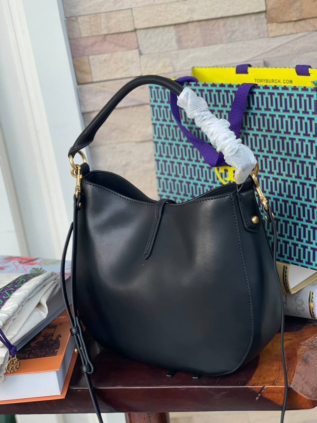 Tory burch miller metal-logo mini hobo bag มีกลิ่นอายสุดคลาสสิก ได้รับแรงบันดาลใจมาจากการขี่ม้า จึงได้ดีไซน์กระเป๋าออกมาในรูปแบบอานหลังม้าสุดเก๋ที่สามารถนำไปมิกซ์แอนด์แมทช์กับสไตล์การแต่งตัวได้หลายชนิด ไม่ว่าจะเป็นกับเดรสทรงยาวหรือกางเกงยีนแสนเท่ตัวโปรดขอ