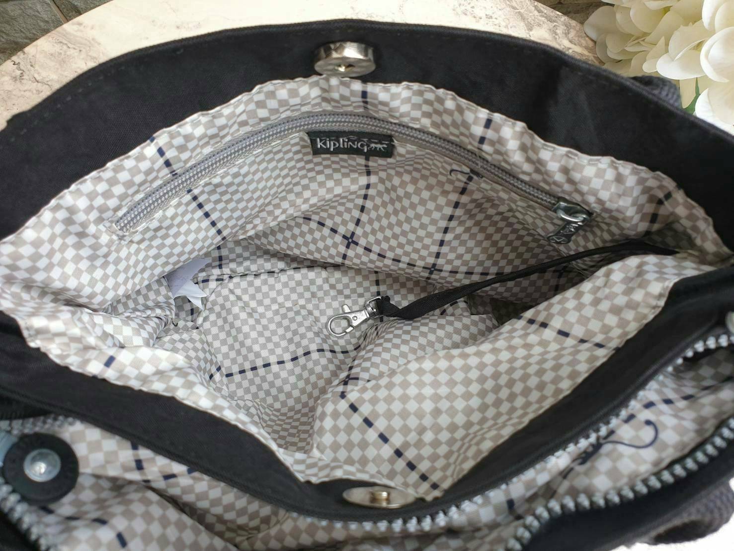 Kipling tote bag 2-way bag diagonally over handbags SEVRINE K15311 กระเป๋าถือ KIPLING รุ่น Sevrine แอคเซสเซอรี่ที่เหมาะแก่การพกพาในชีวิตประจำวัน จัดเก็บของให้เข้าที่ด้วยการแบ่งช่องกระเป๋าเป็น 2 ช่อง ดีไซน์โมเดิร์น กะทัดรัด คล่องตัวทุกการเคลื่อนไหว กระเป๋า