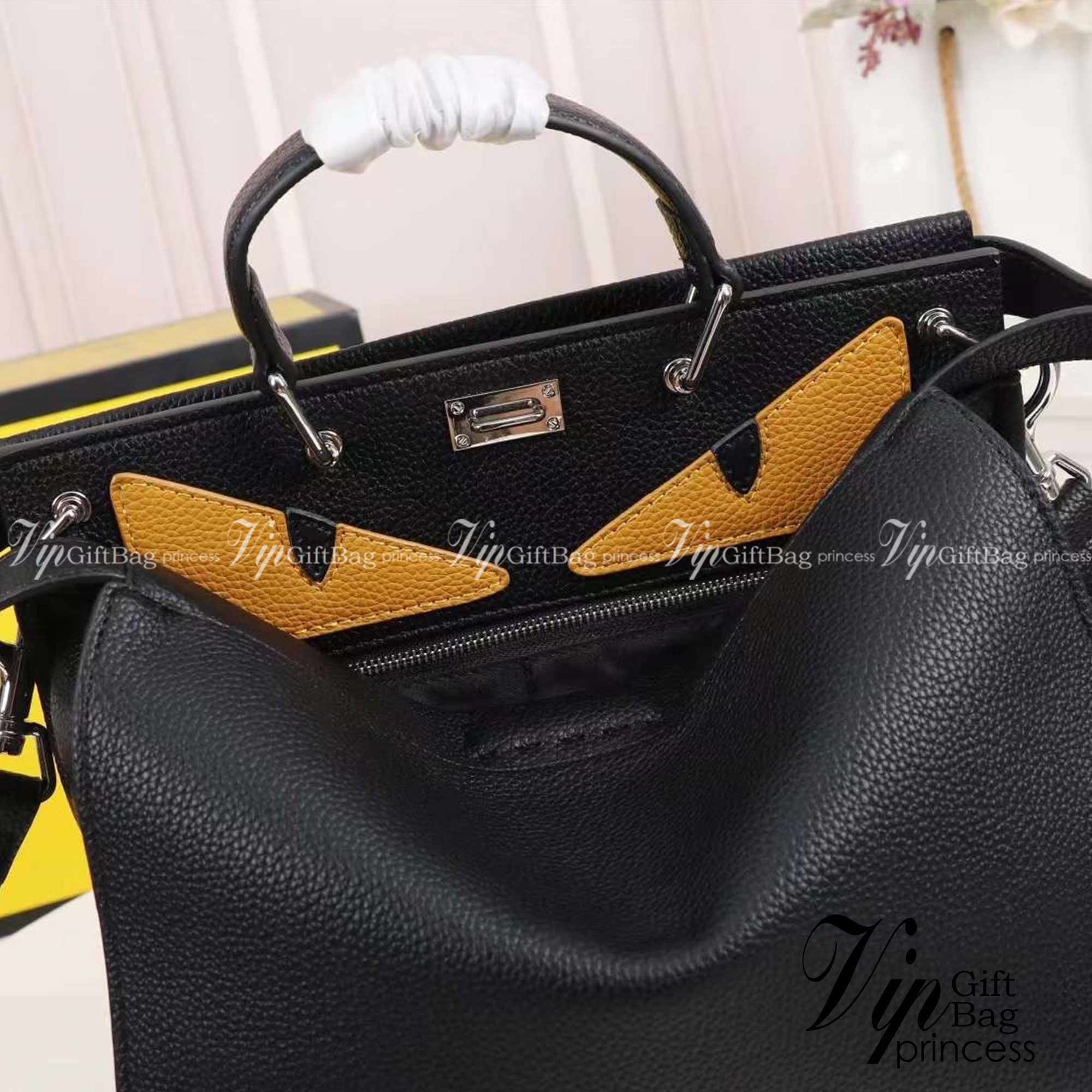 FENDI Monster Bag 30cm หนังคาเวียร์ เกรดเทพออริจินอล กระเป๋ายอดนิยมของแบรนด์ ดีไซน์สวยเรียบหรูแฝงด้วยความเก๋ สามารถสะพายหรือถือ เหมาะสมกับวัยรุ่น สะดวกในการพกพาไม่ว่าสาว ๆ จะไปเที่ยวต่างจังหวัด ต่างประเทศหรือแม้กระทั่งทำกิจกรรมแอดเวนเจอร์ต่าง ๆ ก็ไม่ทำให้