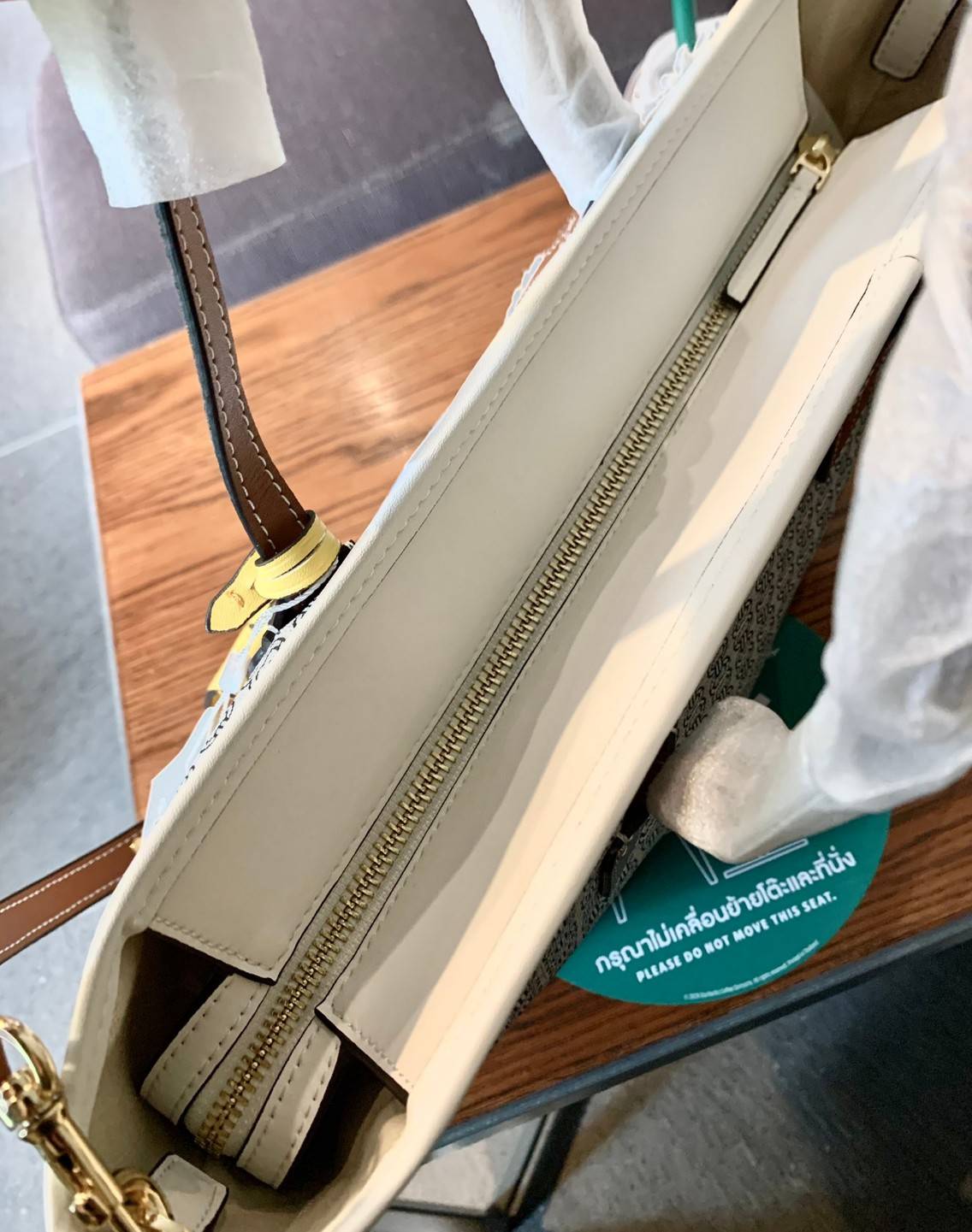 TORY BURCH GEMINI CANVAS SMALL PATCHES TOTE 🔺จุดเด่นของหนังคุณภาพต้องนิ่มสัมผัสได้ ไม่แข็งทื่อๆนะคะ! พร้อมส่งที่ไทย ใช้วันไหนๆก็สวยสุดๆไปเลยค่าา! กระเป๋าทรงTote ไม่เล็กอย่างที่คิดนะคะ😁 หนังแท้ชั้นดี ลายหนังสวยนิ่มมือดีมากค่ะ ตัวกระเป๋าลายโ