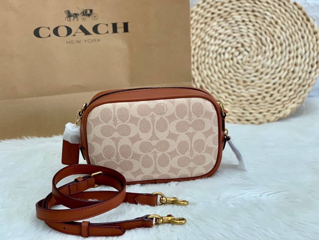 COACH Coated Canvas Signature Camera Bag 16 | Tan Rust (1025) เคลียร์สต๊อคมีไม่มากนะคะ! พร้อมส่งค่ะ! กระเป๋าทรงกล่อง pvc หนังนิ่มค่ะ เปิดปิดกระเป๋าแบบซิป ภายในสามารถใส่มือถือได้ทุกรุ่น;กระเป๋าเงินใบกลางได้;ของอื่นๆได้จุค่ะ;มีช่องซิปและช่องเล็กให้ใส่ของจุก