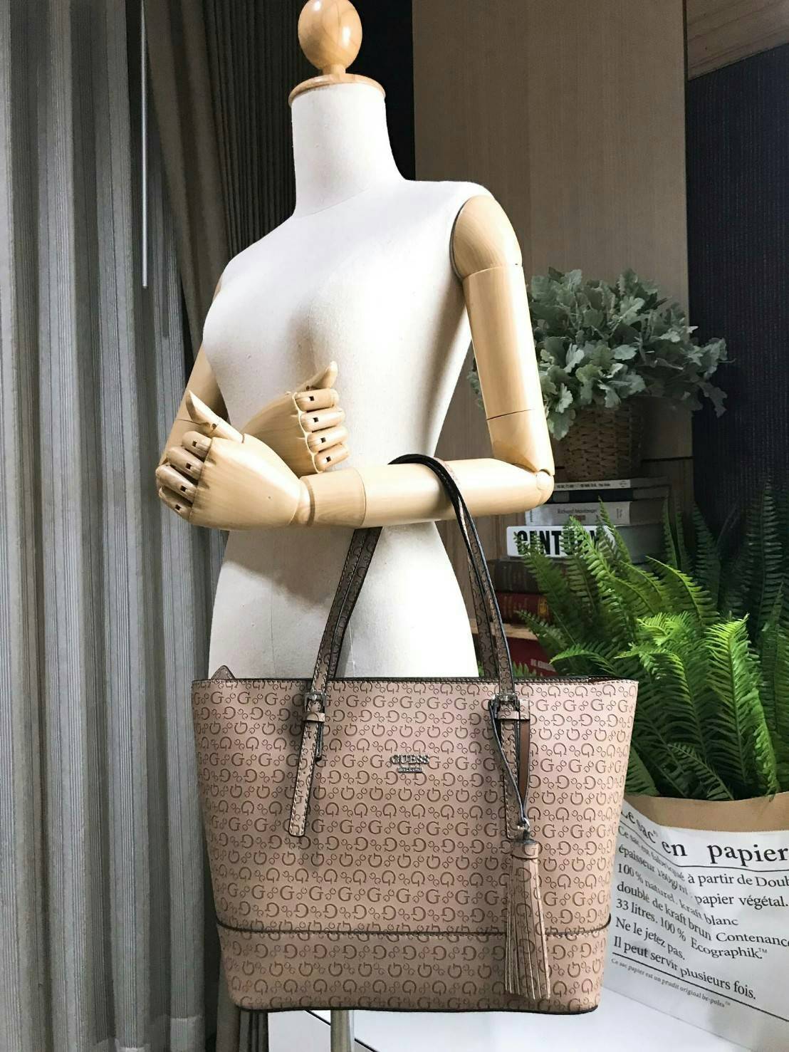 GUESS SINGNATURE SHOPPER BAG (SIZE L) กระเป๋าสะพายรุ่นใหม่ล่าสุดจาก GUESS FACTORY หนังสวยอยู่ทรงปั้มลาย Singnature Brand รอบใบ ด้านหน้าประดับโลโก้แบรนด์ ด้านหลังมีช่องใส่ของ หูหิ้วสะพายไหล่ได้สามารถเลื่อนปรับระดับได้ พร้อมประดับพู่หนังห้อยที่หูกระเป๋าดูมี
