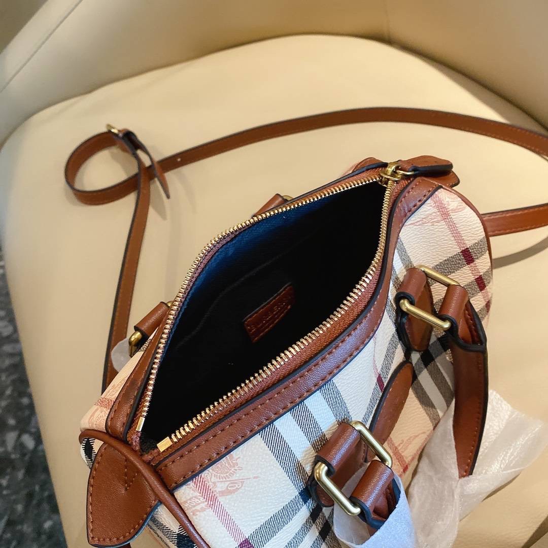 BURBERRY MINI PILLOW VINTAGE BAG Limited Edition วัสดุหนังPVC หนังนิ่ม เปิดปิดด้วยซิปยาวที่จับหนัง ภายในมีช่องใส่ของโล่งกว้าง พร้อมช่องเล็กอีกหนึ่งช่อง สามารถใส่มือถือ กระเป๋าสตางค์สั้น ของจุกจิกได้ มาพร้อมสายสะพายยาวหนังแท้ อะไหล่แบรนด์สีทองวินเทจ Rare i