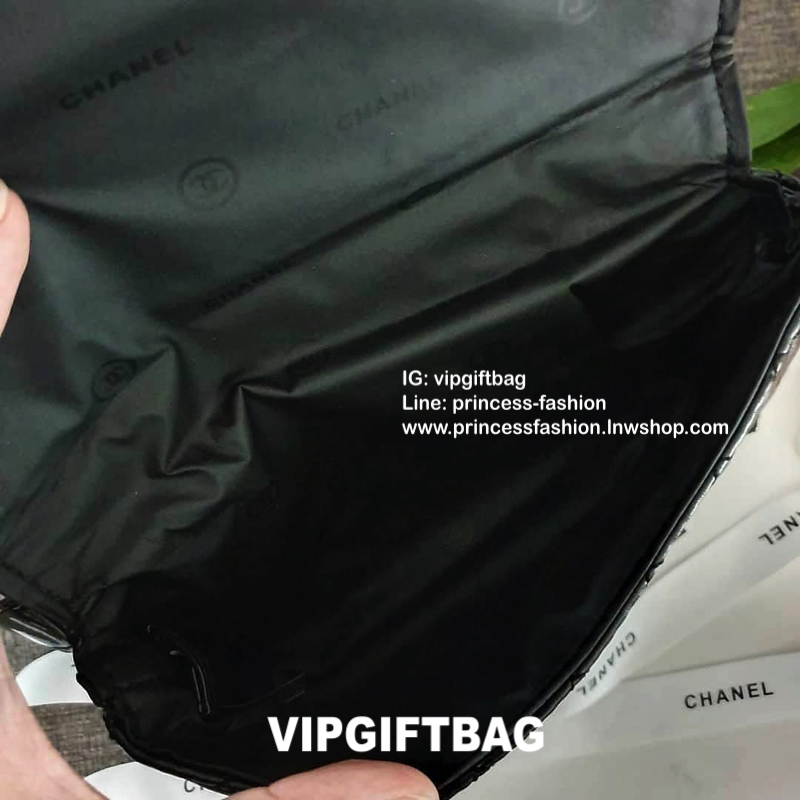 พรีเมี่ยมกิ๊ฟแท้ 100% 🎈กระเป๋า Chanel Quilted Belt Bag (โลโก้ดำ) กระเป๋า Chanel รุ่นนี้สามารถคาดอกหรือคาดเอวได้หมดค่า เปิดปิดด้วยฝาปิดกระดุมแม่เหล็ก ภายในโล่ง ซับในลายเเบรนด์ สามารถใส่ Iphone เครื่องสำอางค์ กระเป๋าสตางค์ ใส่ได้ค่ะ