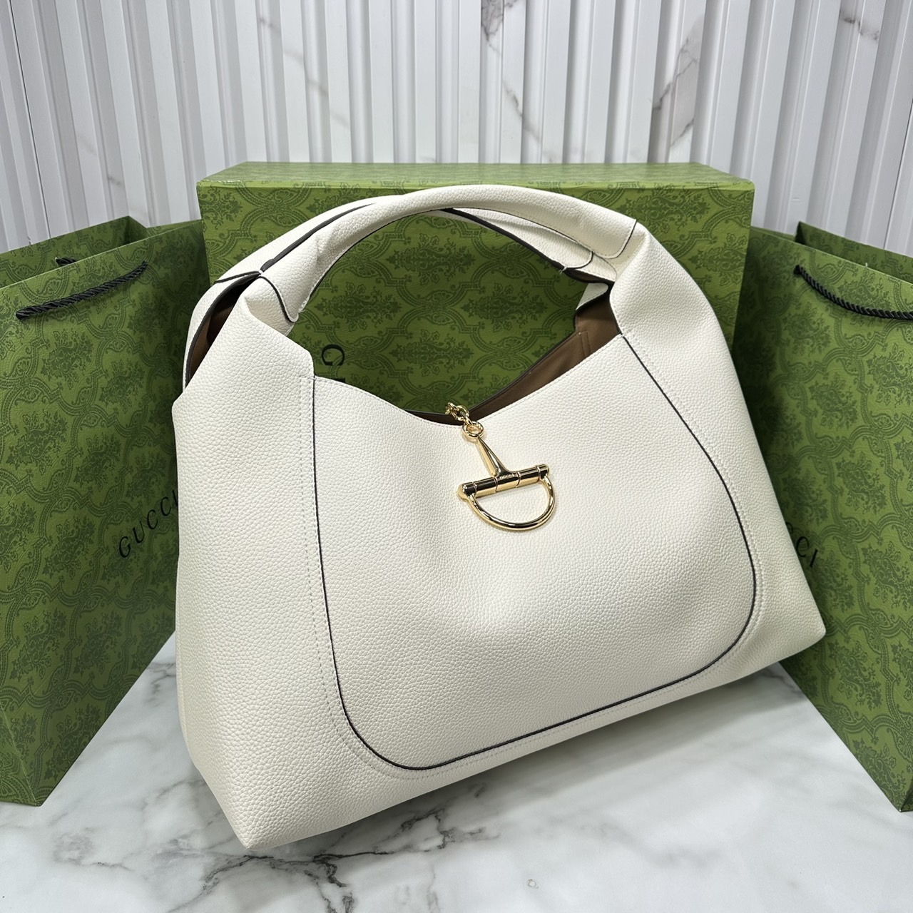 Gucci Softbit maxi shoulder bag โฉมใหม่ล่าสุด กับกระเป๋าสะพายรูปทรงใหม่เรียบหรูด้วยหนังลายเกรน ใบใหญ่จุใจพร้อมใบลูกเข้าเซ็ท ตกแต่งอะไหล่ Horsebit ครึ่งรูปขนาดใหญ่ด้านหน้าสวยหรูโดดเด่น สวยผู้ดี ดารา เซเลปใช้กันเพียบ