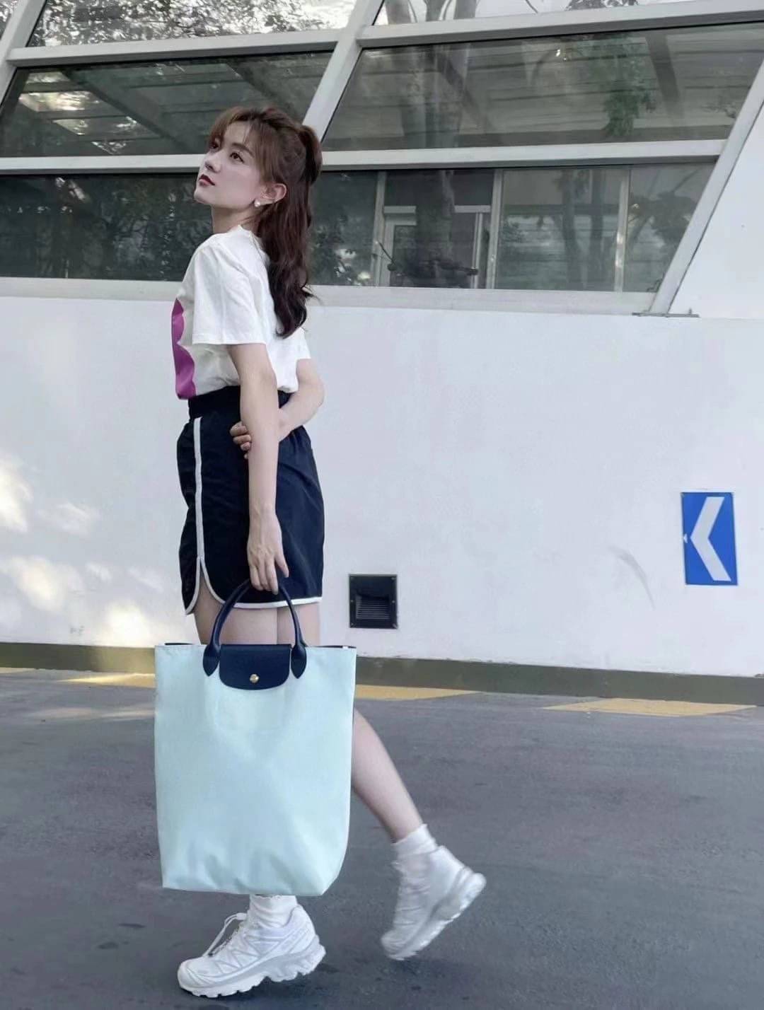LONGCHAMP LE PLIAGE RE-PLAY TOP HANDLE BAG สินค้ารุ่นลิมิเต็ด collection สุดปัง ซื้อใบเดียวเหมือนได้2 ใบ กระเป๋าสะพายแนวตั้งที่กว้างขวาง มีเอกลักษณ์เฉพาะตัวแต่มีดีไซน์ที่น่าดึงดูด