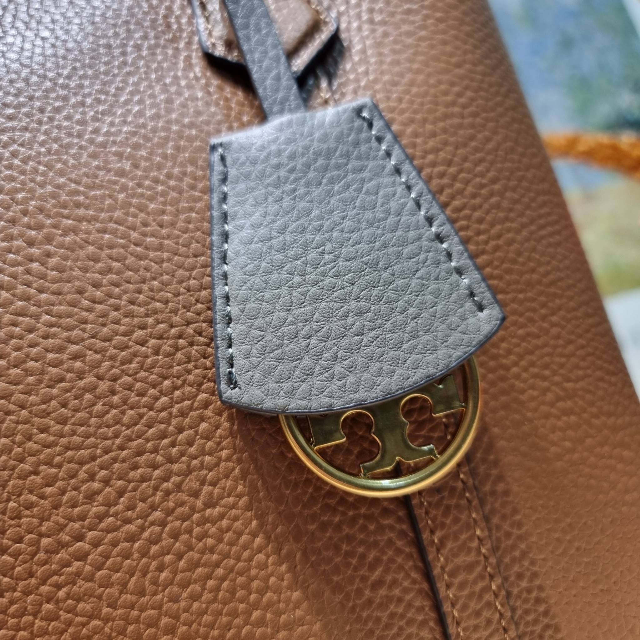 TORY BURCH PERRY SMALL TRIPLE COMPARTMENT TOTE BAG กระเป๋าโท้ทขนาดเล็ก รุ่นขายดี ทรงสวย ดีไซน์ออกมาให้ใช้งานได้ทุกลุค ทุกโอกาส