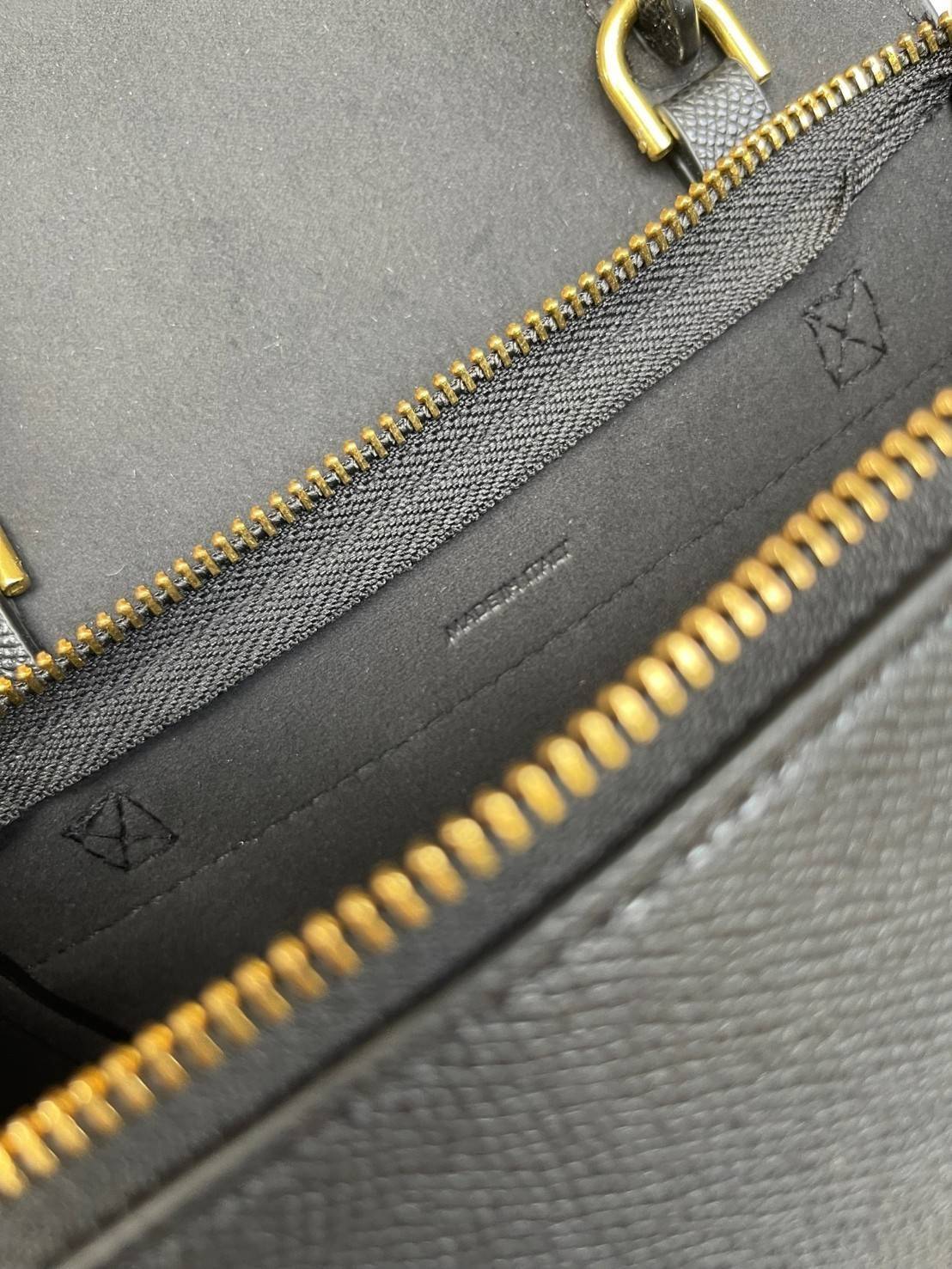 Celine NANO BELT BAG กระเป๋ารุ่น Belt Bag จาก CELINE เป็นกระเป๋าถือที่มีสไตล์มินิมอล และดูเรียบง่าย แต่หรูหรา ครองใจสาวก CELINE ได้เป็นอย่างดี โดยรวมแล้วรูปทรงของกระเป๋าถือว่าออกแบบมาได้อย่างพอดี ไม่มากหรือน้อยจนเกินไป คือช่วยให้คุณดึงดูดสายตาของผู้คนให้ม