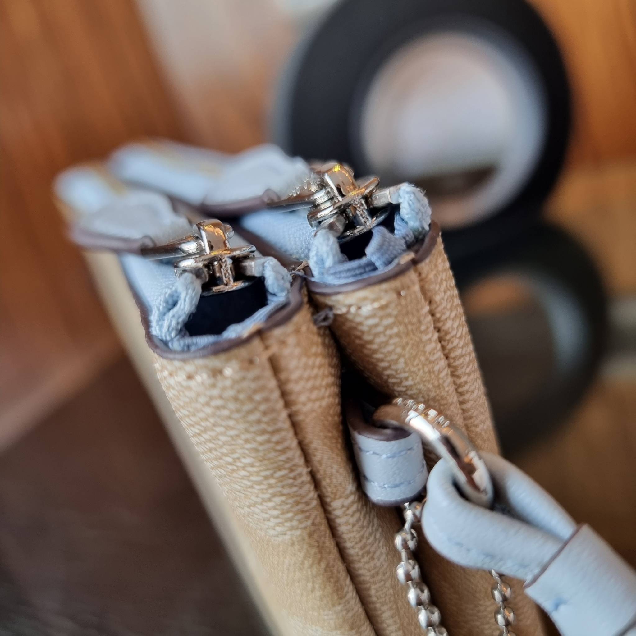 COACH F54057 DOUBLE ZIP WALLET IN SIGNATURE กระเป๋าคล้องมือ size L ใบนี้ใส่มือถือได้ทุกรุ่น ขนาดกำลังดี พกพาสะดวกมากๆ วัสดุหนังสังเคราะห์ ภายในเป็นผ้าสีสวยคม ใส่ธนบัตร ใส่บัตรได้เยอะ ใส่มือถือได้สบายๆทุกรุ่น ตอบโจทย์สาวๆที่ไม่ชอบพกเยอะวุ่นวายจ้า ใบนี้เอาอ