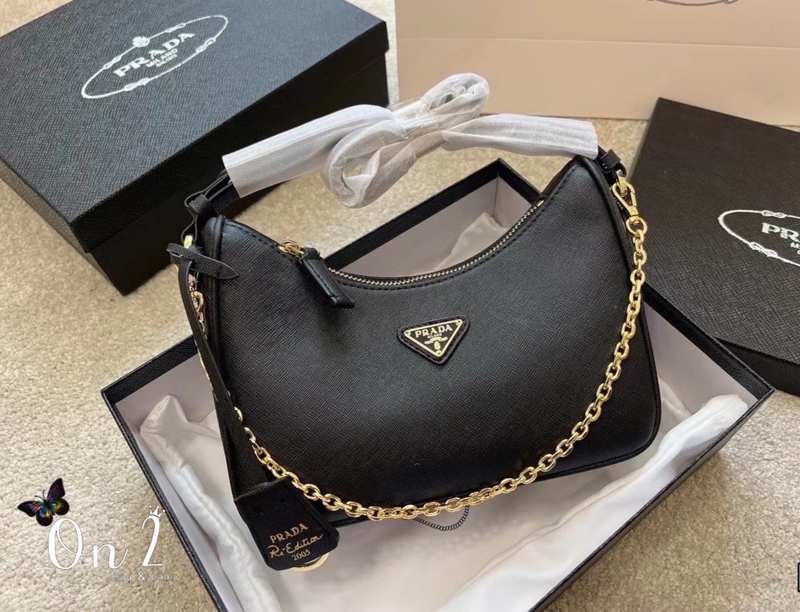 Prada Re-Edition 2005 Saffiano leather bag / PRADA COLLECTION SS22 🔥 HOTS ITEM มาเเรงสุดตอนนี้ น่ารักมากๆ สีพาสเทล สีสายฝอ มาแบบจัดเต็มมาก ถือเกร๋ๆคาเฟ่ต้องลงเเล้วล่ะเเม่ หรูหราเลยค่า ปังสุดดด