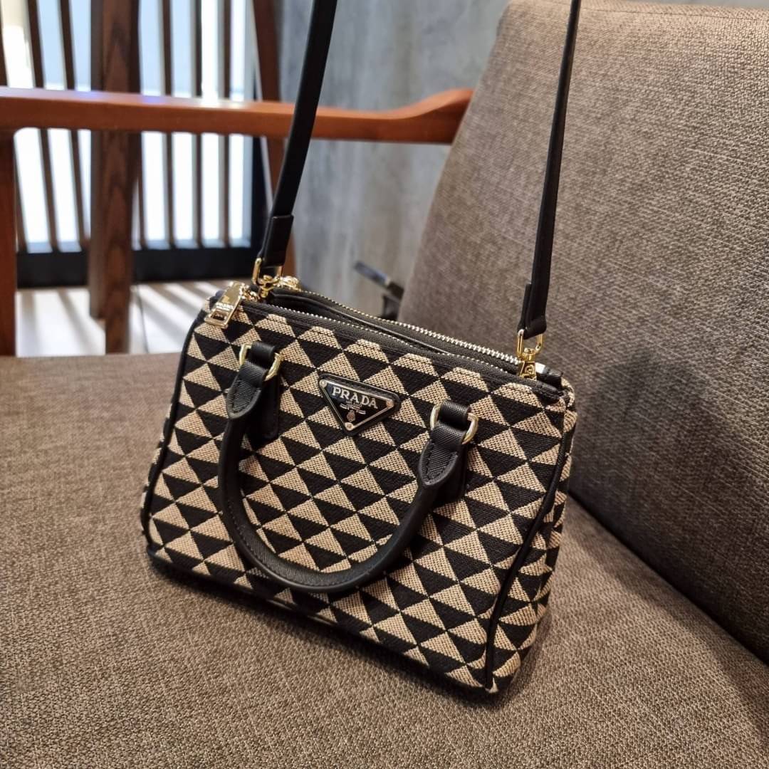 PRADA GALLERIA JACQUARD FABRIC BAG กระเป๋าถือ/สะพายดีไซน์ใหม่ ผ้า jacquard ถักทอเป็นลวดลายสวยคม โดดเด่นไม่ซ้ำใคร ด้านข้างมีกระดุม ติดเก็บทรงได้ ตัวกระเป๋าถูกแบ่งเป็นสัดส่วน เป็นช่องซิป 2 ด้าน และช่องกลางเก็บของอีกหนึ่ง มาพร้อมหูจับในตัว และสายครอสให้ เป็น