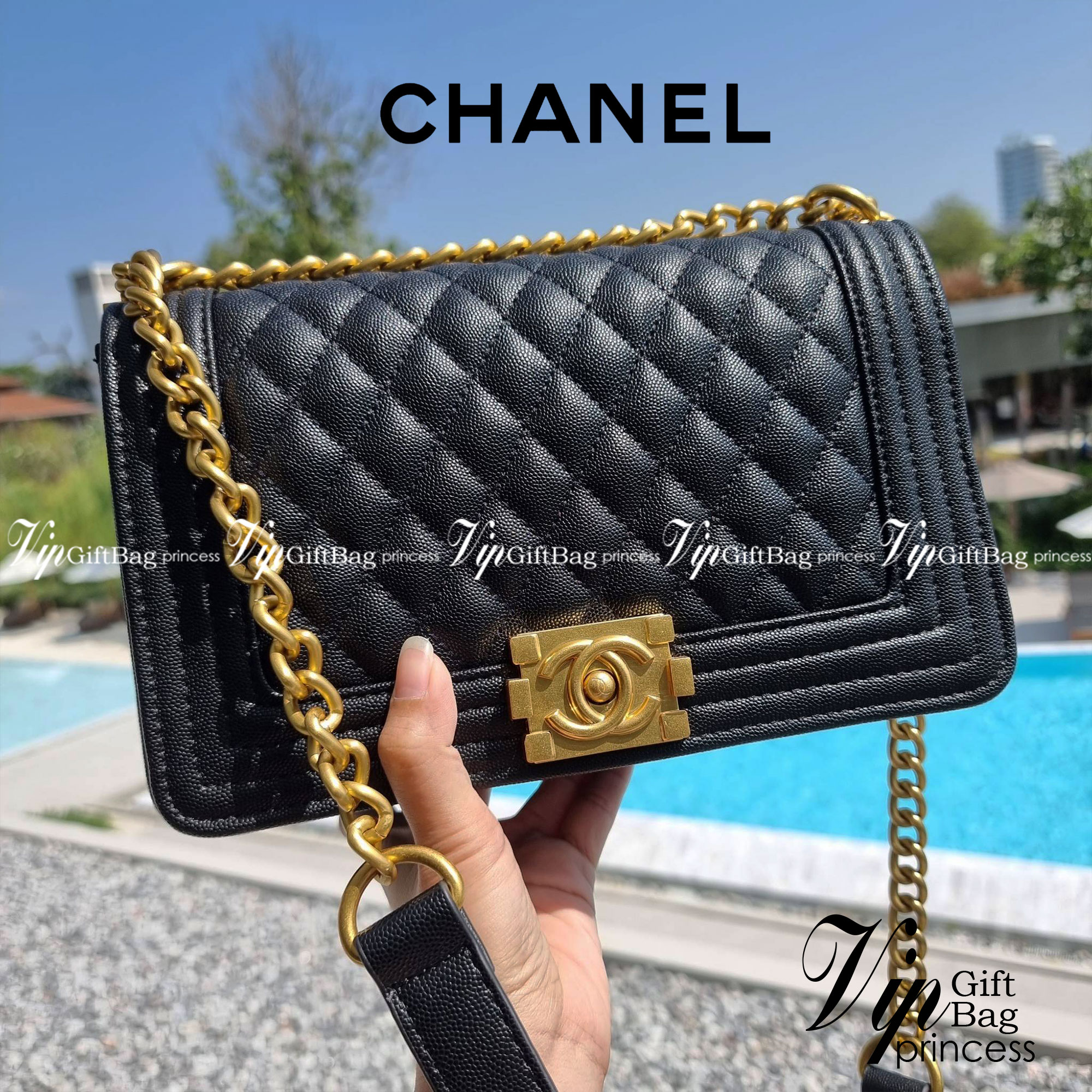 Chanel Boy 10" พร้อมส่งที่ไทย รุ่นสุดฮอต อะไหล่สีทองสุดหรู วัสดุหนังลายคาร์เวีย ทรงคลาสสิคที่สาวๆห้ามพลาด!! ในราคาสุดคุ้ม เปิด-ปิดกระเป๋าด้วยตัวล็อค ภายในโล่งกว้าง ไซส์ใหญ่ใส่ของได้เยอะ มีช่องแยกในกระเป๋า มาพร้อมสายสะพายโซ่สลับหนังรองบ่า (ถอดได้-ปรับ
