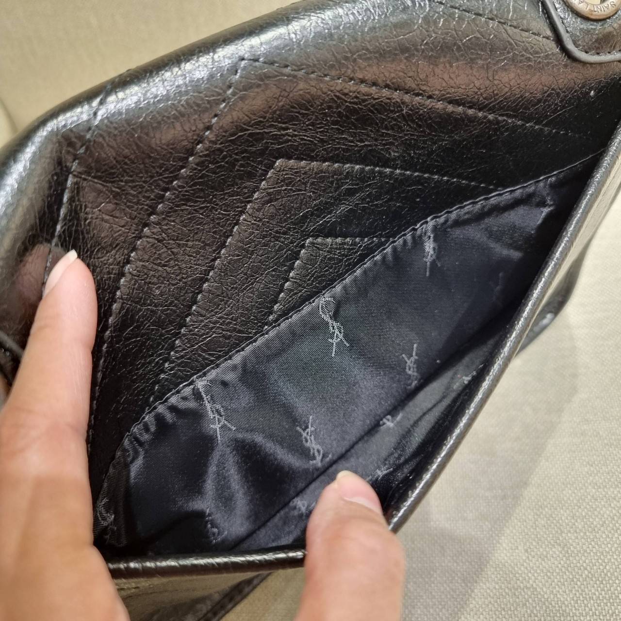 VIP 】หนังแท้ Yves Saint laurent shoulder bag กระเป๋าสะพายทรงคลาสสิค สุดฮอต ดีไซน์เรียบหรู วัสดุหนังแท้ขัดเงา สวย!! ใช้งานง่ายเพียงแค่เปิ-ปิดด้วยกระดุมแม่เหล็ก ภายในโล่งกว้าง จุของได้เลยสบายๆ กระเป๋าสตางค์ใบยาว มือถือ เครื่องสำอางค์ พาวเวอร์แบงค์ หรือจะ ga