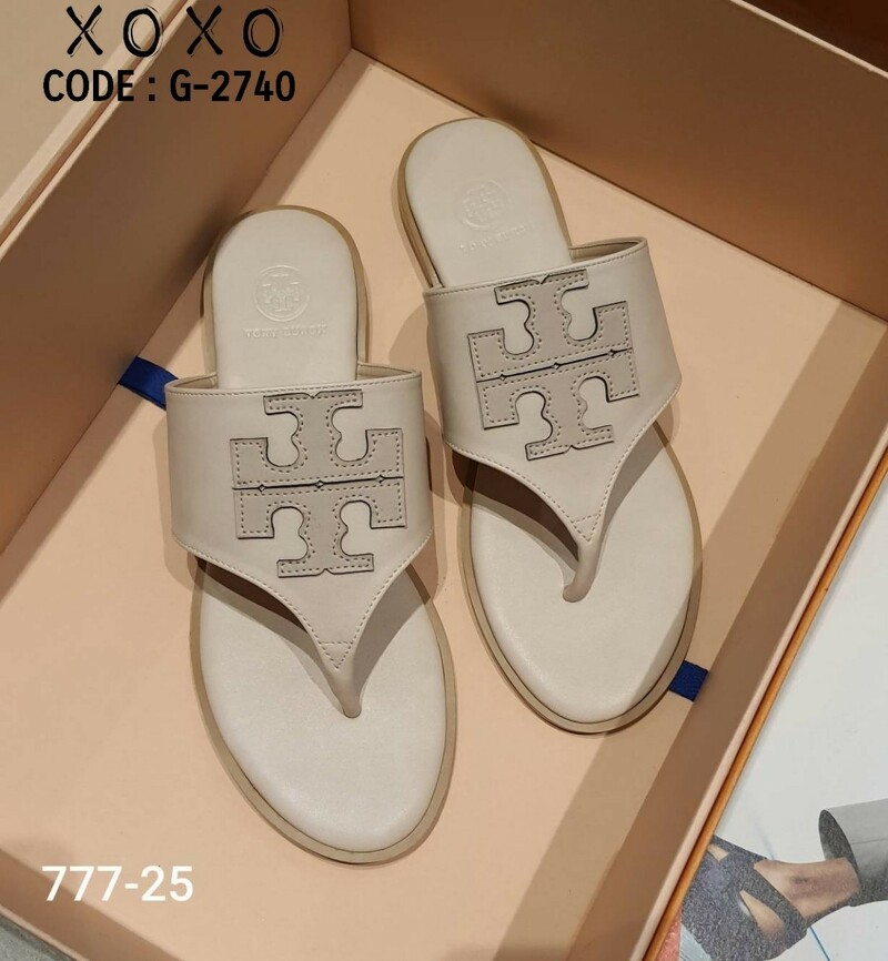 TORY BURCH SANDELS แตะหนีบ งานชนช้อป งานสวยมากคะ วัสดุหนัง PU ด้านหน้าว่างลายโลโก้แบรนด์ เรียบ หรู ดูแพงเกินราคาขายแน่นอนคะ แมทส์เข้าชุดง่าย น้ำหนักเบา