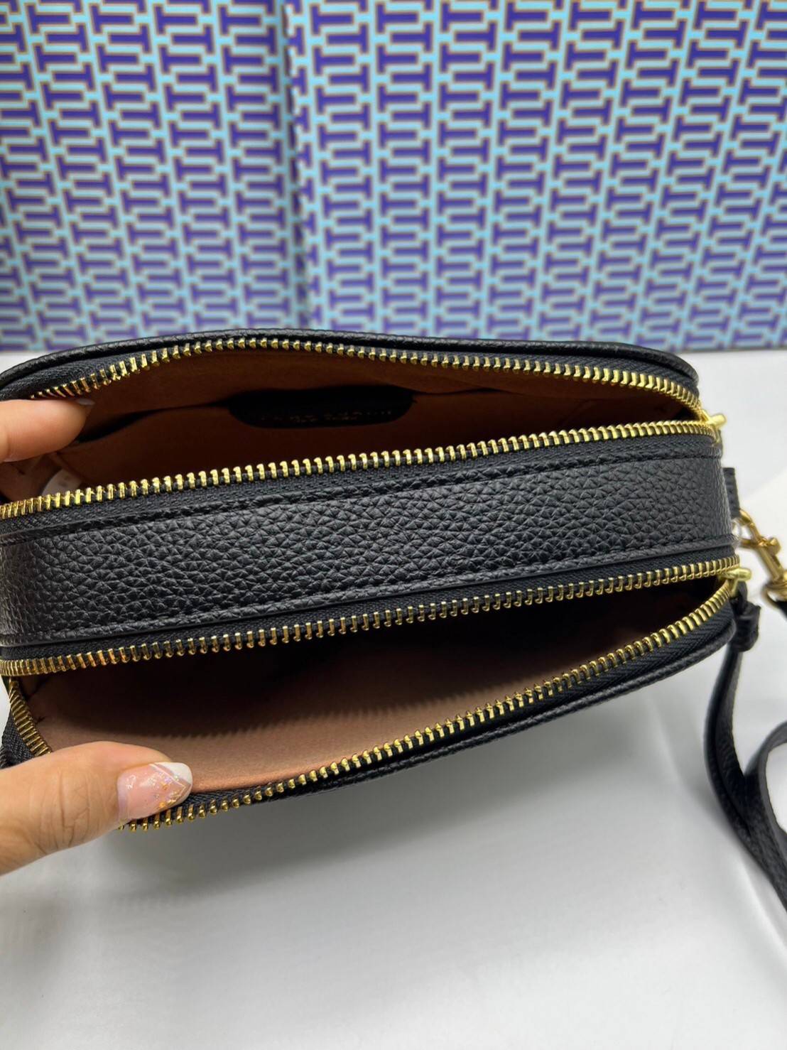 TORY BURCH Miller Mini Crossbody Bag / TORY CAMERA BAG / TORY BAG พร้อมส่ง 5 สี กระเป๋าสะพายใบเล็กมินิมอลในรูปทรงใหม่ที่คล่องตัว