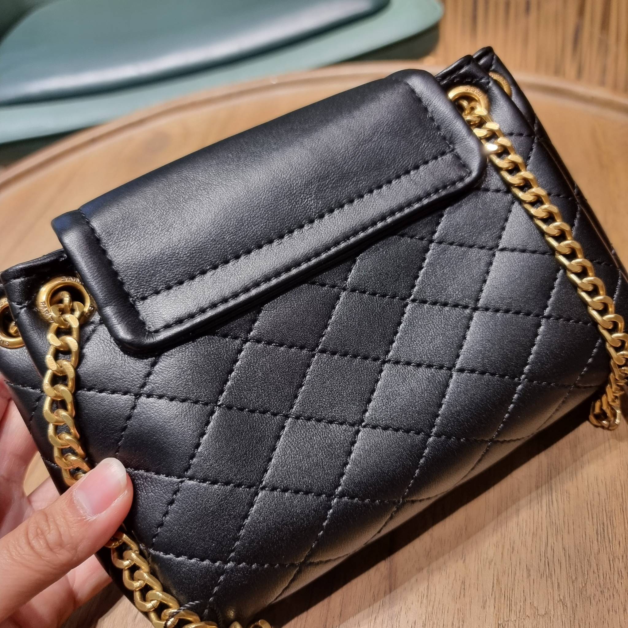 Yves Saint laurent mini nolita in lambskin / YSL mini nolita น้องสาวคนสวยที่ต้องตาเมื่อแรกเห็น กระเป๋าสะพายดีไซน์หรู ไซส์มินิ แบรนด์นี้ไม่เคยทำให้ผิดหวังจริงๆ ด้วยดีเทลความเรียบง่ายแต่มีความหรูอยู่ในตัว วัสดุหนังแกะ สัมผัสดีงามมากๆ เปิด-ปิดด้วยกระดุมแม่เห