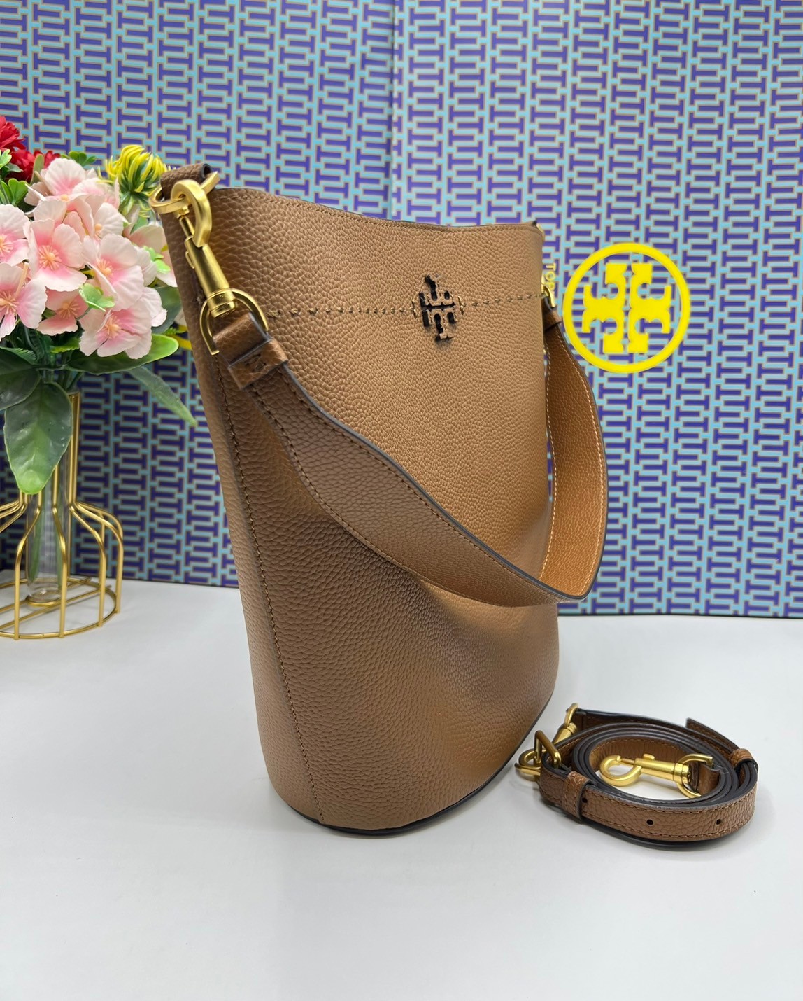 Tory Burch McGraw Bucket bag / Tory Burch Mcgraw Double T Logo Plaque Bucket Bag พร้อมส่ง 4 สี กระเป๋าสะพายหรือถือคล้องแขนทรงถัง จุของได้เยอะใบนี้ตอบโจทย์ได้ดีมาก โทนสีเรียบง่าย แฝงไปด้วยความดูดี สุขุมและเป็นผู้ใหญ่