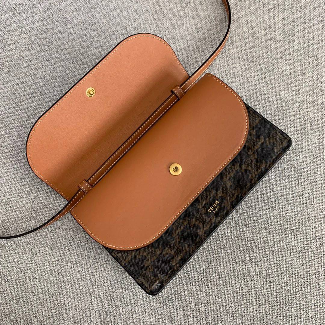 VIP 】หนังแท้ CELINE TRIOMPHE CLUTCH VIP GIFT CELINE IN TRIOMPHE CANVAS AND SMOOTH LAMBSKIN WALLET ON STRAP BAG กระเป๋าทรงสี่เหลี่ยมผืนผ้าหนังสวยหรูอยู่ทรงเปิดปิดด้วยฝาปิดกระดุม2ชั้น ภายในมีช่องแบ่งหลายช่องเป็นสัดส่วน สามารถใส่มือถือของใช้จุกจิกได้เยอะ มาพ