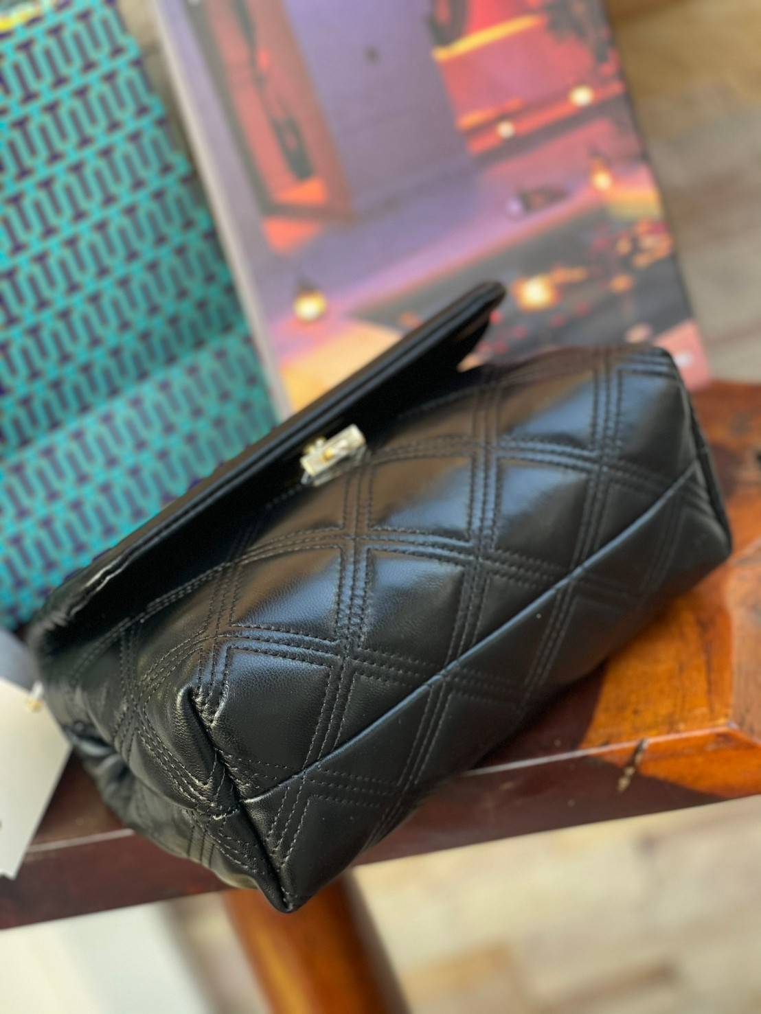 ของแท้ 💯% Tory burch Fleming Soft Small Convetible Shoulder bag กระเป๋าเฟลมมิ่ง (Fleming) สุดคลาสสิค ทำจากหนังนุ่มกับเทคนิคการเย็บแบบควิลท์ เพิ่มความเป็นเอกลักษณ์ด้วยโลโก้ลายดับเบิ้ล