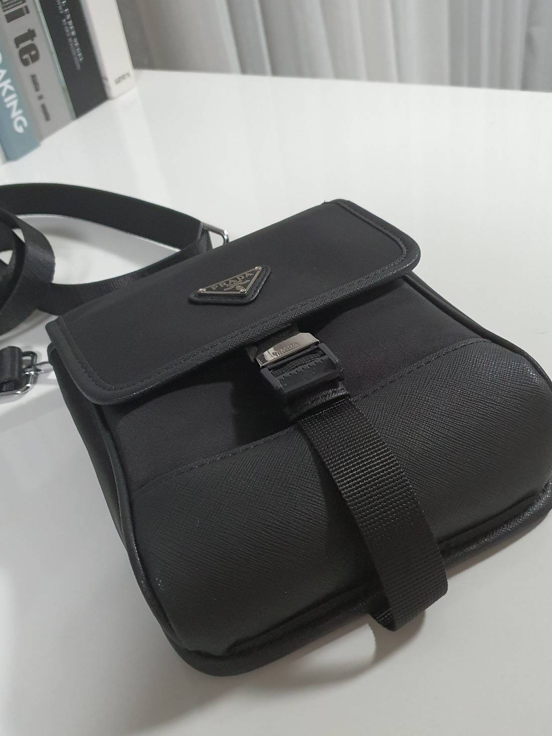 รุ่นใหม่ล่าสุด 2020 !!! Prada crossbody nylon bag ขนาดกะทัดรัด พกพาสะดวก วัสดุทำจากผ้าไนล่อน สามารถกันน้ำได้ อะไหล่เงินทั้งใบ เปิดปิดด้วยตัวล็อคแบบ บีบ ด้านในมีโลโก้อยู่ที่ฝากระเป๋า ภายในมีช่องเล็กแยก มีการบุผ้าลายแบรนด์อย่างดี สามารถใส่มือถือได้ทุกรุ่น ก