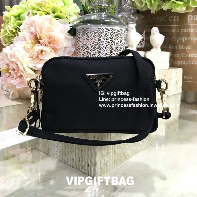 PRADA CROSSBODY BAG WITH ZIP GIFT WITH PURCHASE (GWP) กระเป๋าสะพายพรีเมี่ยมกิ้ฟ Limited Edition จากเคาน์เตอร์แบรนด์ดีไซน์เรียบหรูดูดี วัสดุ Nylon & Polyester 100% เนื้อหนาคุณภาพดีตามแบบฉบับของแบรนด์ ด้านหน้าประดับโลโก้มีช่องแบ่ง3ช่องเป็นสัดส่วนเปิดปิดด้วย