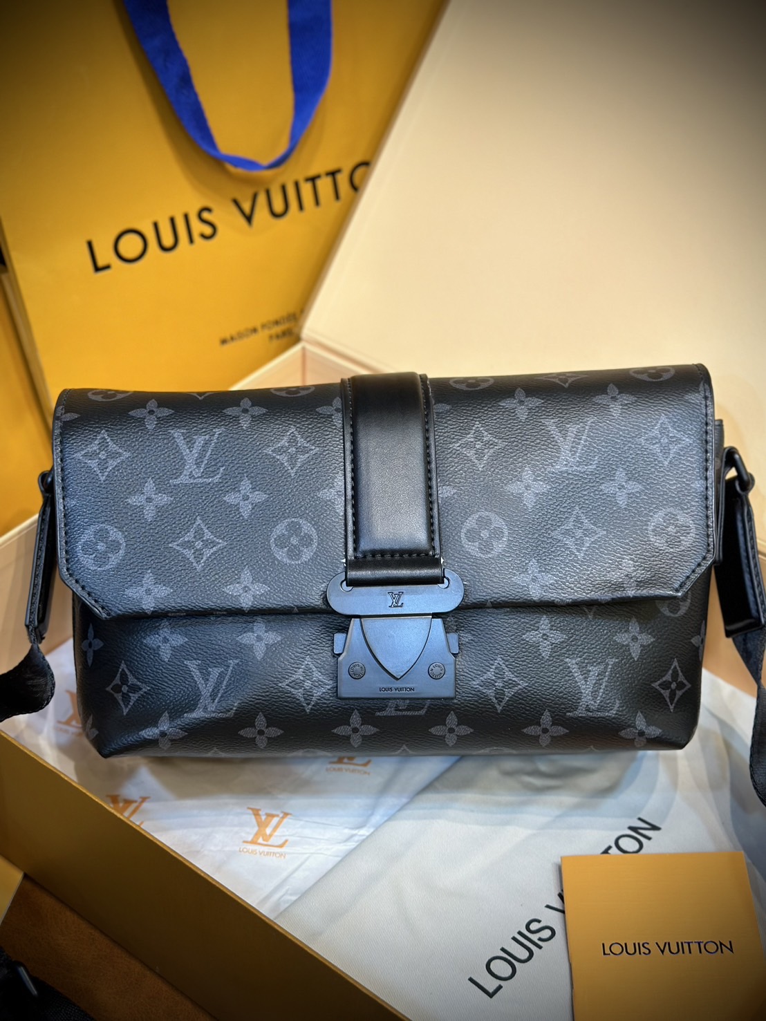 พร้อมส่ง 3 สี LV S-Cape Messenger Monogram Eclipse / LV Messenger Bag กระเป๋าทรงแมสเซ็นเจอร์ แบบคลาสสิกสวยงามเป็นเอกลักษณ์ เกรดออริ