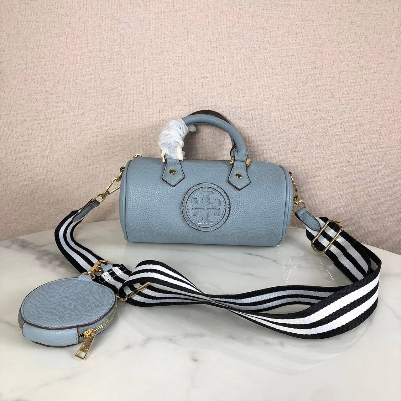 กระเป๋าถือ หรือสะพาย TORY BURCH เปิด - ปิดกระเป๋าด้วยซิป ด้านในมีช่องใส่ของ 1 ช่อง มาพร้อมสายสะพายยาว สามารถถอดและปรับได้ Free Size ค่ะ