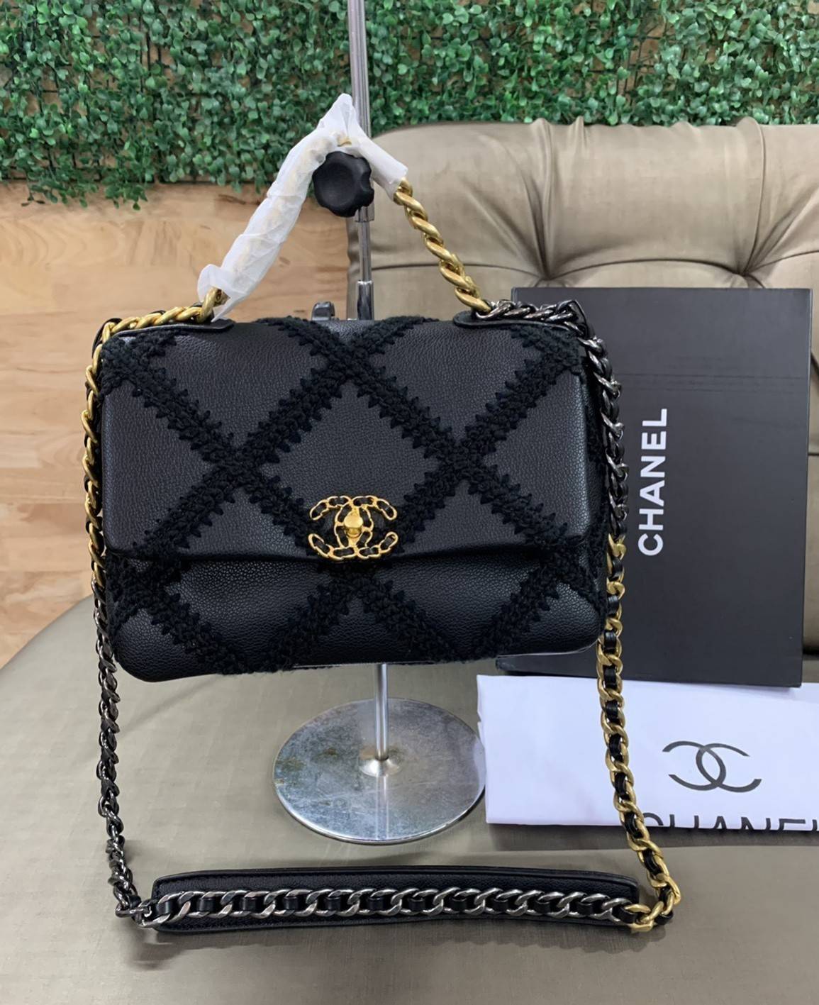 CHANEL 19 Large Stitch Bag VIP GIFT WITH PURCHASE (GWP) พรีเมี่ยมกิ้ฟ Limited Edition จาก Chanel DUTY FREE COUNTER กระเป๋าสะพายทรงคลาสสิค ตกแต่งด้วยการเย็บตะเข็บขนาดใหญ่ วัสดุหนังแท้(calfskin)ผสมผ้าทวีด หนังนิ่มมาก เงาขึ้นรูปสวยค่ะ ดีไซต์สายสะพายโซ่สองสีส