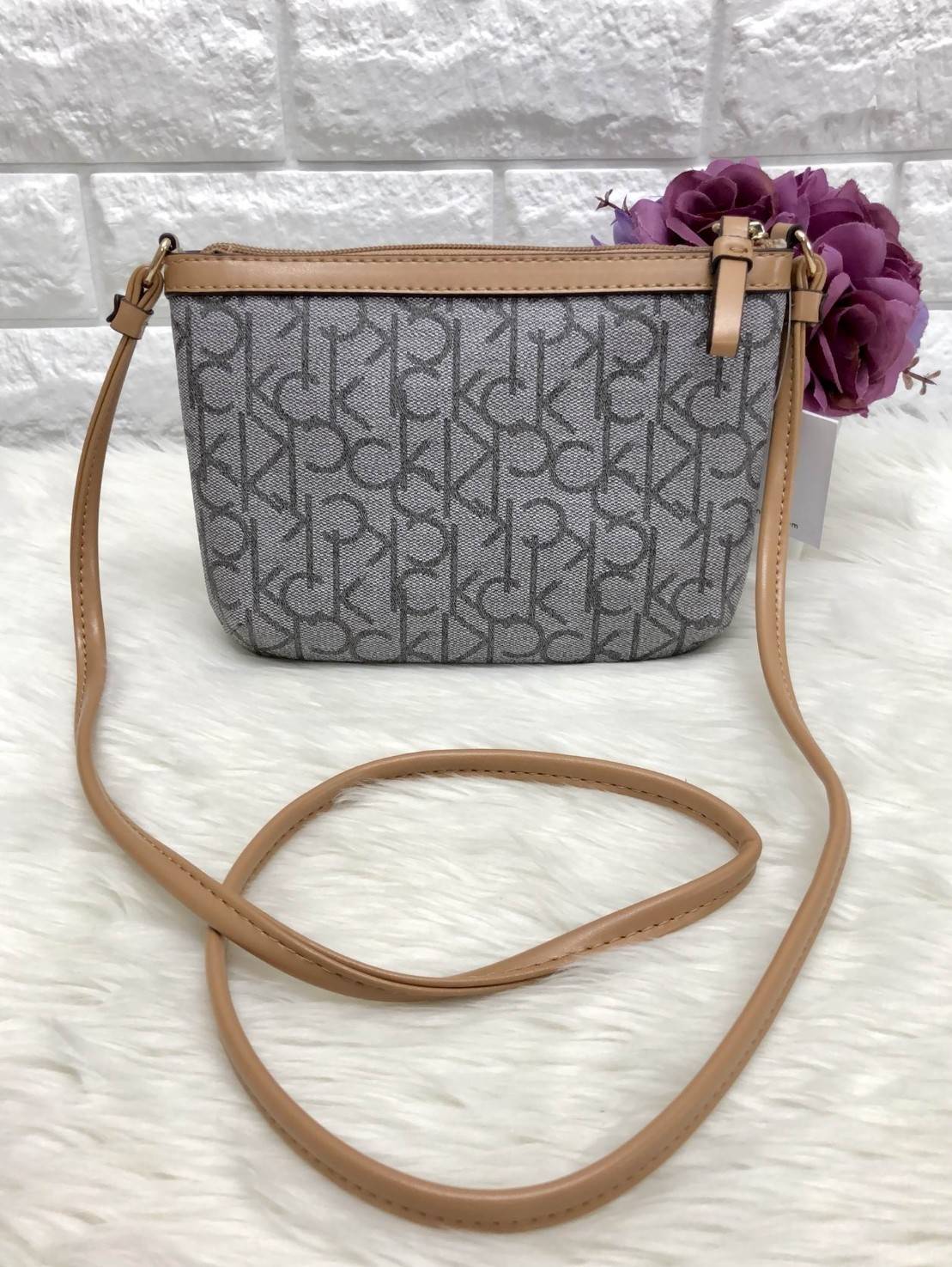 CALVIN KIEIN MINI CROSSBODY BAG กระเป๋าสะพาย size mini น่ารัก วัสดุหนังลายแบรนด์รอบใบ ด้านหน้าประกับ l0go brand อะไหล่ทอง เปิดปิดกระเป๋าแบบซิป ภายในโล่ง ใส่ธนบัตร, bookbank, มือถือได้ทุกรุ่น สายสะพาย เป็นหนังนิ่มสะพายสบาย ใบนี้ classic ตลอดกาลค่ะ