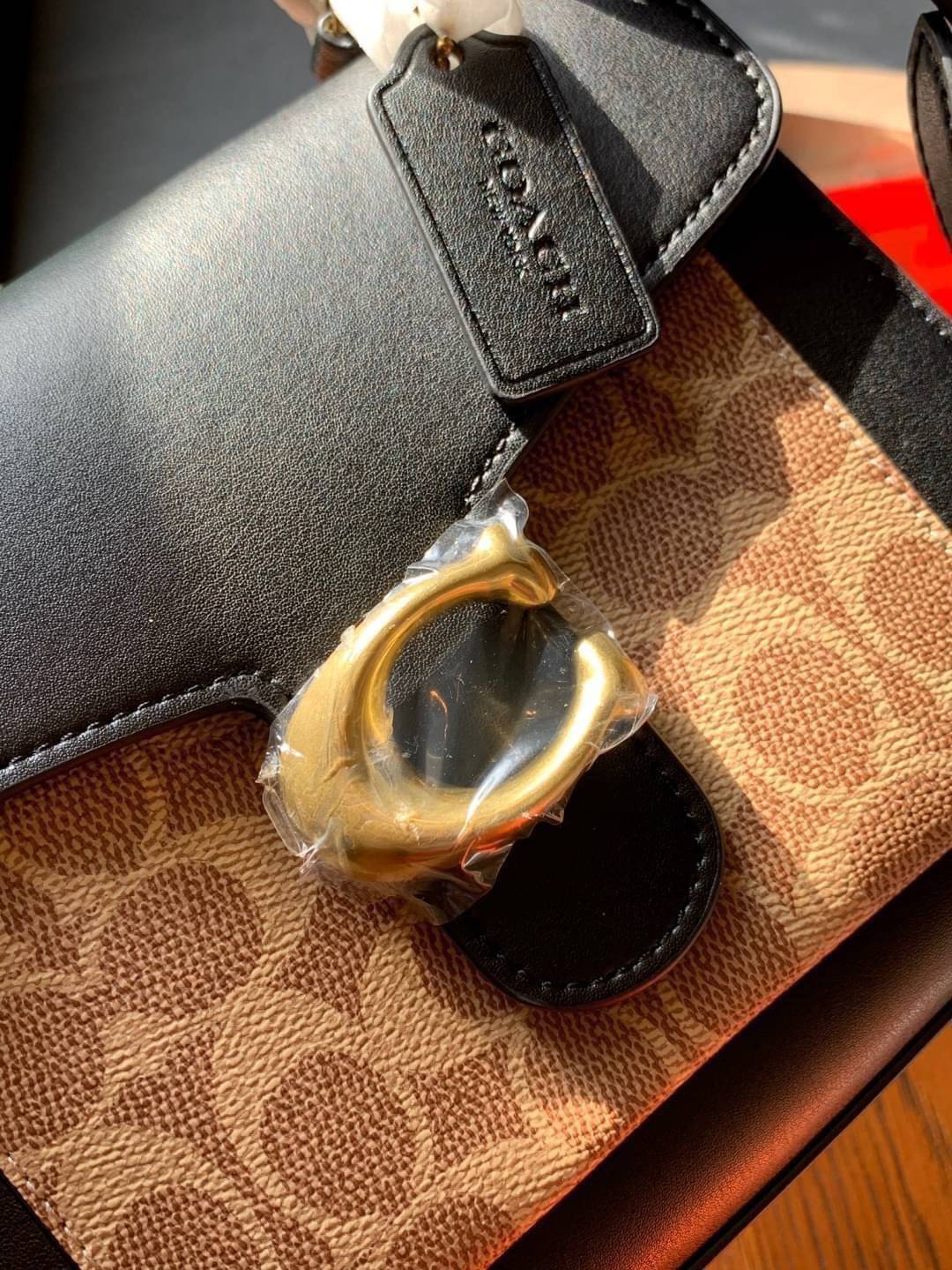 OUTLET 】COACH TABBY TOP HANDLE 20 LEATHER BAG หรูหรามากๆค่ะ สินค้าแนะนำ!! กระเป๋าถือ//สะพายข้างได้ วัสดุหนังแท้อย่างดี หนึ่งใบทำหนัง2แบบได้อย่างลงตัว สวยงาม มีอะไหล่ตัวC ใหญ่ด้านหน้าโดดเด่นหรูมากๆค่ะ 🔺เปิดปิดแบบกดล็อค ภายในมี2ช่องสำหรับใส่ของ สามา