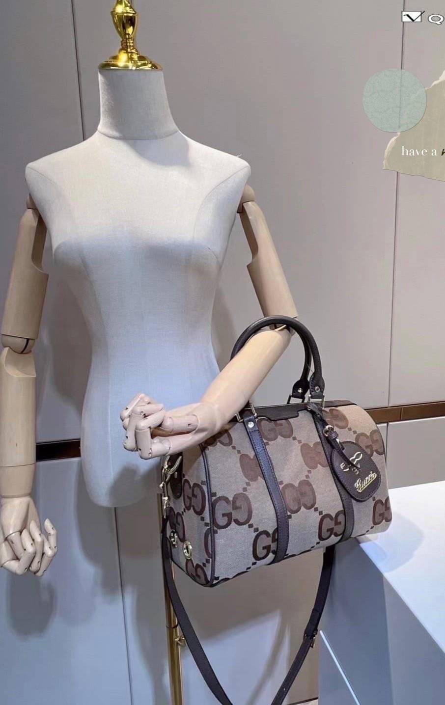 VIP 🥂 Gucci Vintage Web Boston Bag / Gucci Travel กระเป๋าทรงหมอนยอดนิยม สำหรับสาวๆ ผู้รักการพกพาของเยอะๆ ไปไหนมาไหนตลอดเวลา เหมาะใช้ทั้งในชีวิตประจำวันหรือใช้เป็นกระเป๋าเดินทางก็ได้ โดดเด่นด้วยลวดลายซิกเนเจอGucci วัสดุcalfskin อะไหล่ทอง ขนาดกำลังด