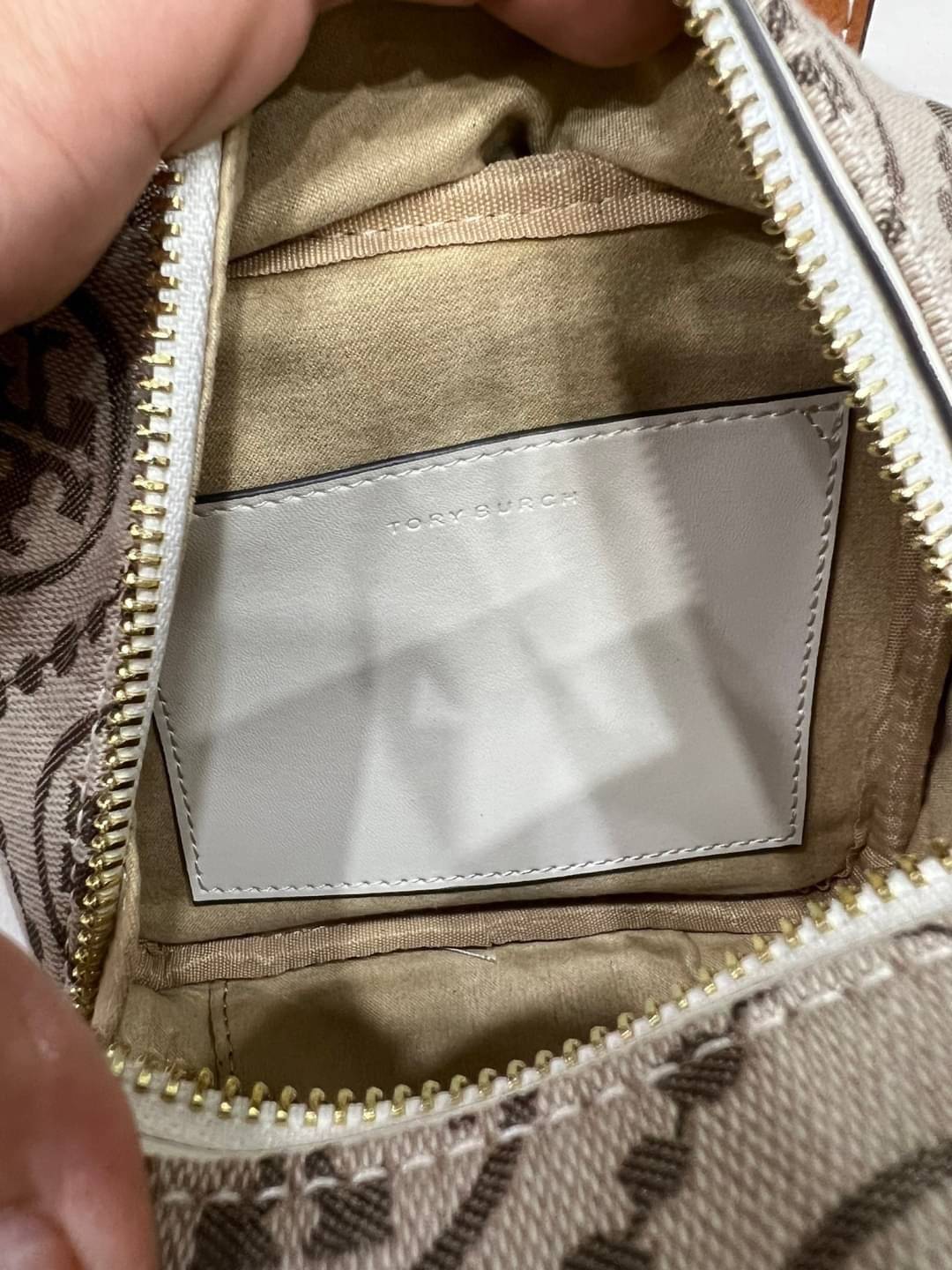 TORY BURCH T MONOGRAM JACQUARD CUBE BAG 🎁พร้อมส่งที่ไทยใหม่ล่าสุด! ปีใหม่นี้เราต้องมีกระเป๋าสวยและเก๋ไว้ใช้กันค่ะ กับกระเป๋าทรง CUBE ดีไซด์ให้ดูเรียลร่วมสมัยมากขึ้น สามารถหยิบจับของได้ง่าย ทรงกระเป๋าแบบกล่อง