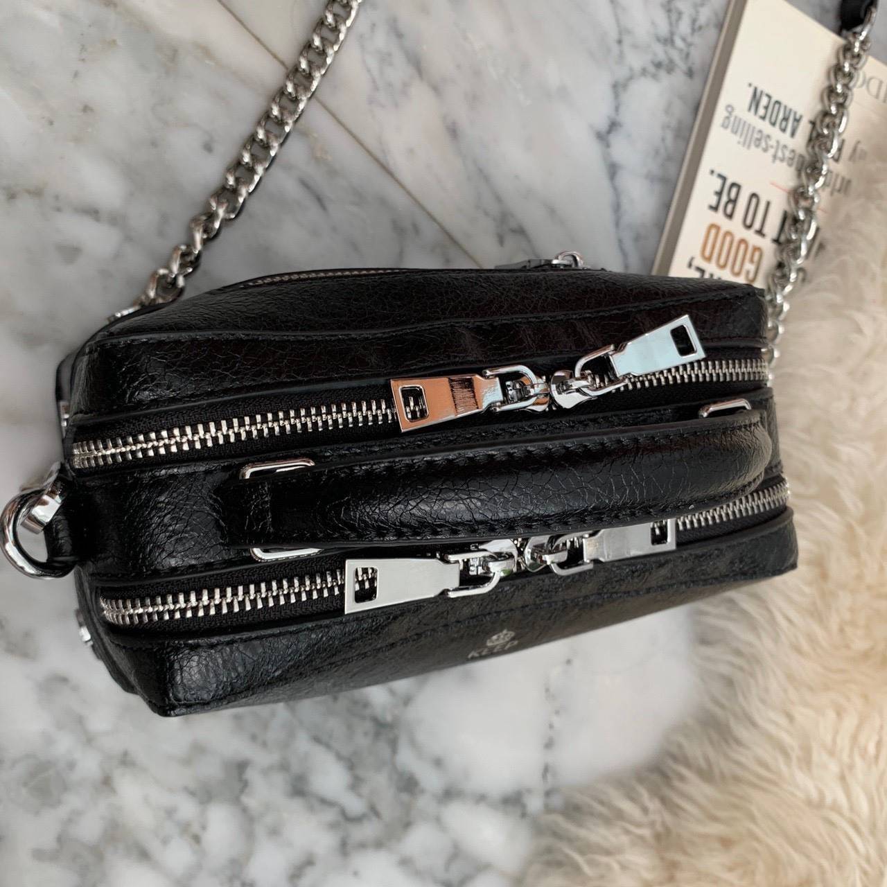 New in KEEP ' Baleny' กระเป๋าทรงหมอนที่ดีไซน์ออกมาสุด Chic สวยแบบไม่จำเจ ขนาดมินิกะลังดี หนัง ลายเอกลักษณ์ ตัดกับอะไหล่เงินได้ ลุคคูลๆ แต่งชุดไหนก้อ แมทช์แน่นอนค่า ปากกระเป๋ามีช่องซิป 2 ด้านแบ่งเก็บของได้สะดวกมากมีซิปปิดอย่างดี หางซิป 2 ทาง รูดใ