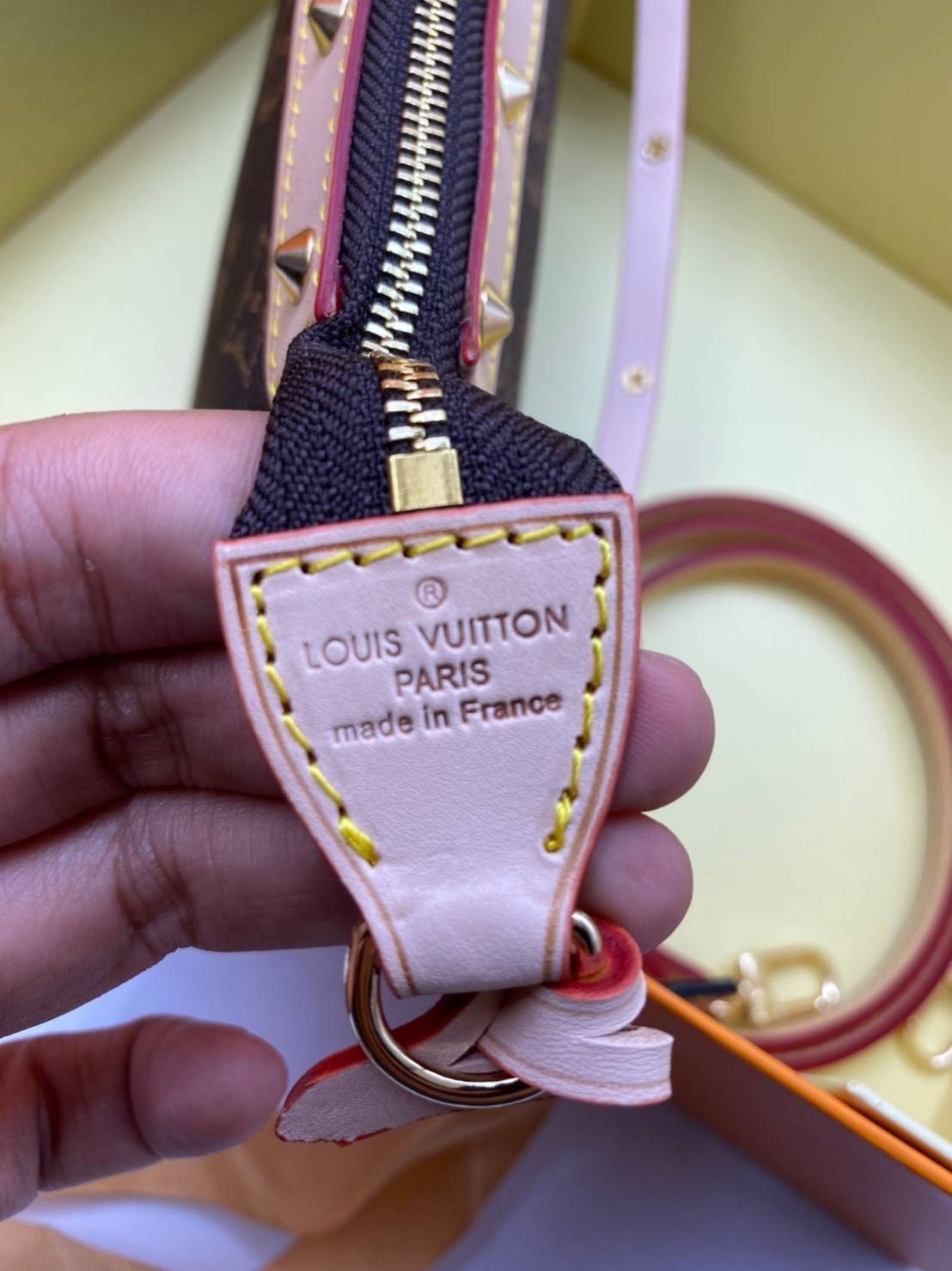 พรีเมี่ยมกิ๊ฟแท้ 100% 】VIP gift LOUIS VUITTON TAKASHI MURAKAMI X LOUIS VUITTON WHITE MONOGRAM MULTICOLORE POCHETTE ACCESSOIRES