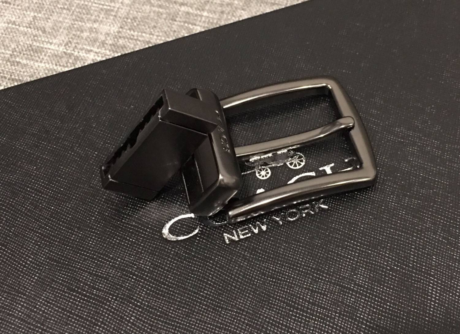 COACH BELT VALUE PACK BOX SET เซทเข็มขัด 2 in 1 Limited Edition จาก Coach ในเซทมีหัวเข็มขัด 2 แบบ 2 สไตล์สวยน่าใช้ สายเข็มขัดสามารถกลับใช้ได้ 2 ด้าน สีดำ หนังมี 2 ลาย 2 ด้านนะคะให้หนุ่มๆสามารถสลับใช้ถึง 4 แบบในเซทเดียวไม่จำเจ เข็มขัดปรับได้ Freesize มาพร้