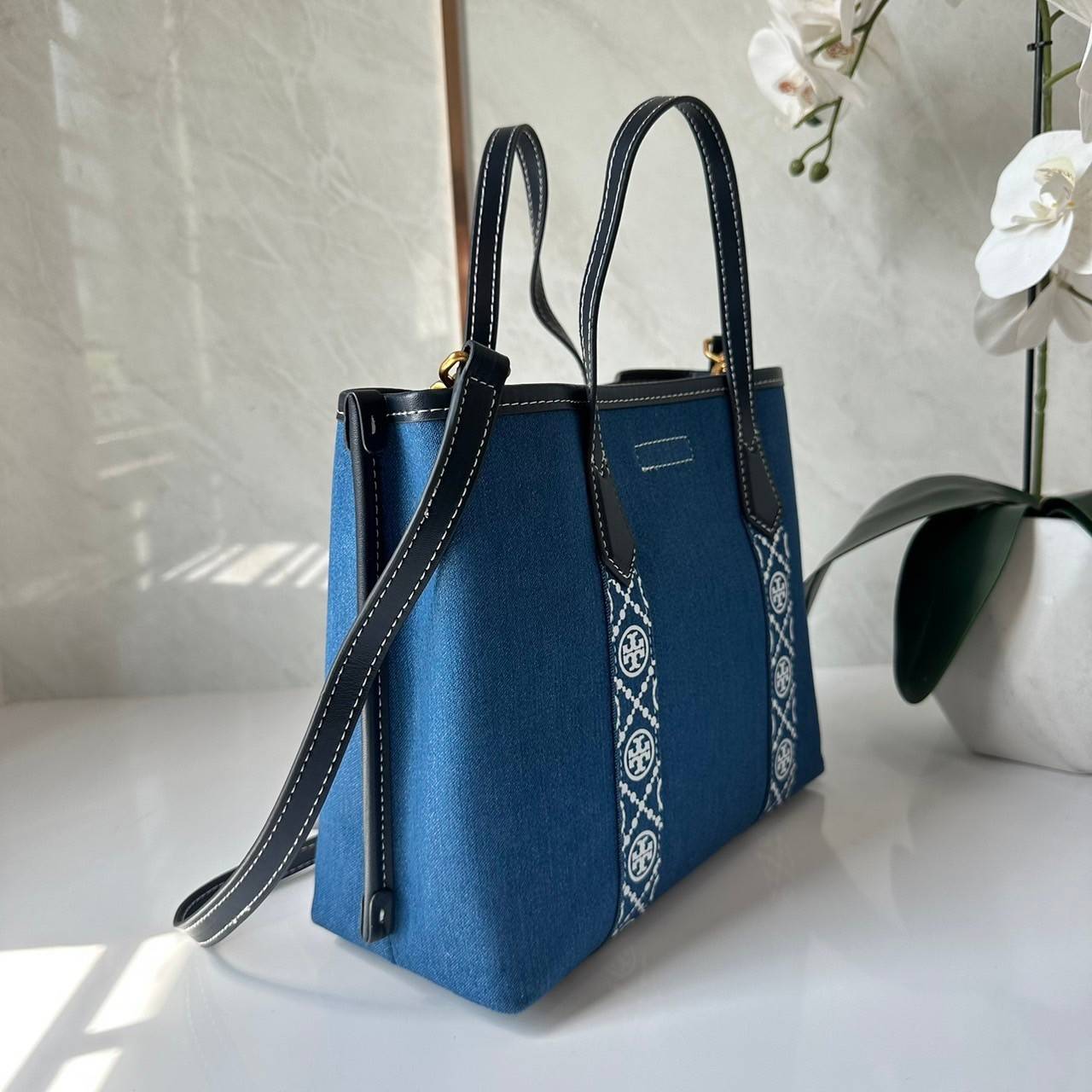 TORY BURCH PERRY DENIM TRIPLE-COMPARTMENT SMALL TOTE BAG กระเป๋าคล้องแขนและสะพายไหล่ทรงโท้ท คอลเลคชั่นใหม่ล่าสุด สวยหรู ลุคคุณนาย
