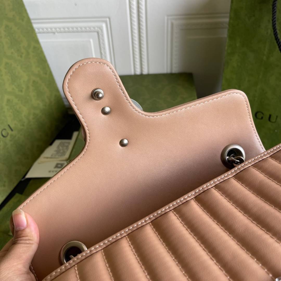 หนังแท้ 26cm GUCCI GG Marmont leather shoulder bag แบบใหม่ล่าสุด ราคานี้หนังแท้คือคุ้มมากเลยค่าสาวๆ ต้องจัดแล้วน้าา ยกระดับความหรูให้กับตัวเองกันหน่อย ด้วยกระเป๋ารุ่นนี้!! ครอสบอดี้ที่ดีไซน์หรู อัพเลเวล ในราคาที่จับต้องได้ พร้อมเสิร์ฟความสวยตรงถึงบ้านแล้ว