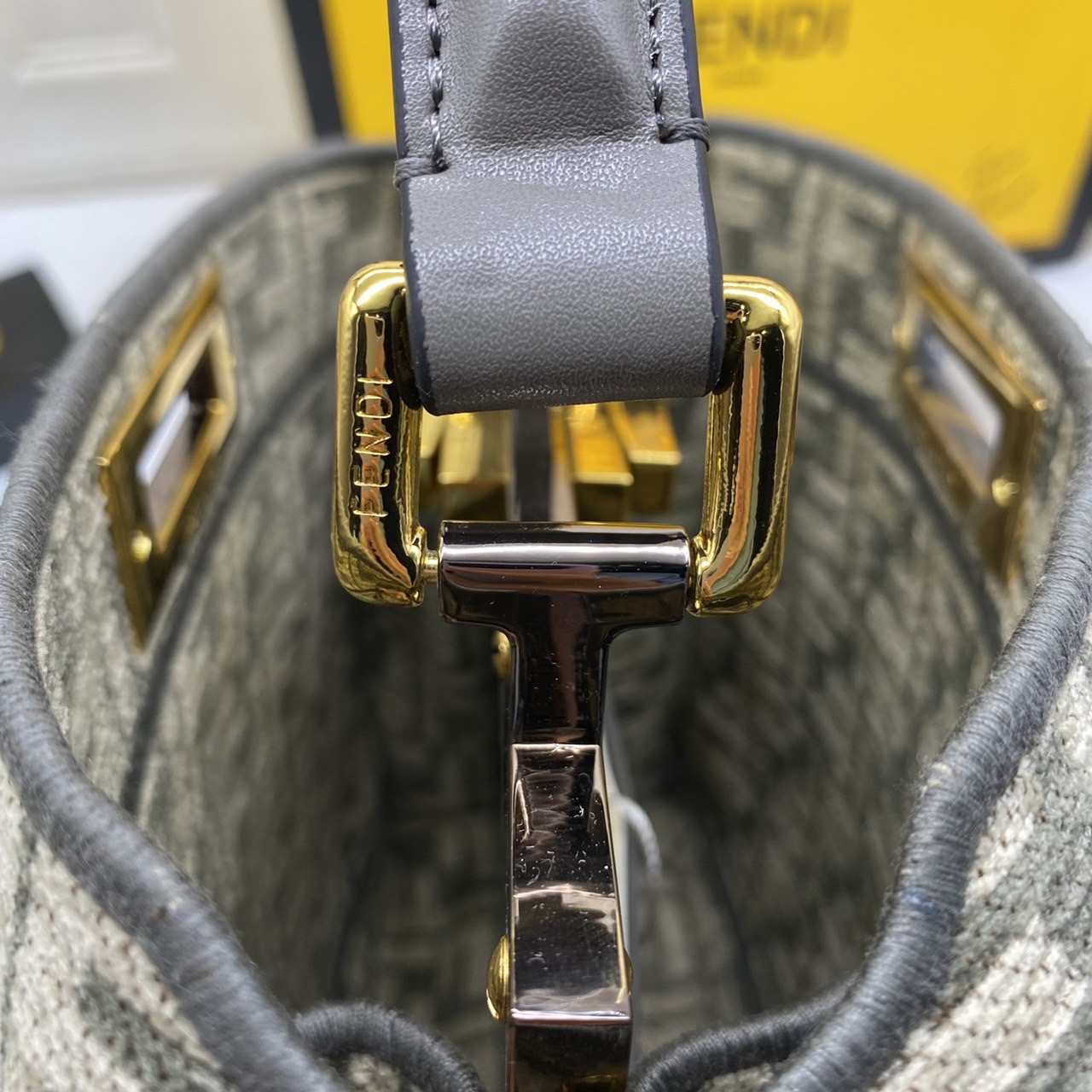 Fendi peekaboo 25cm เกรดออริจินอล กระเป๋าเฟนดิ คลาสสิกตามแบบฉบับแบรนด์ วัสดุคุณภาพอย่างดี เพิ่มความหรูหราและโดดเด่นด้วยการตกแต่งลวดลายโลโก้เด่นชัดทั้งใบ และด้วยขนาดที่กะทัดรัดและดีไซน์ที่เรียบหรูนี้ จึงสามารถนำไปแมทช์กับการแต่งตัวได้ง่าย ไม่ว่าจะเป็นสไตล์