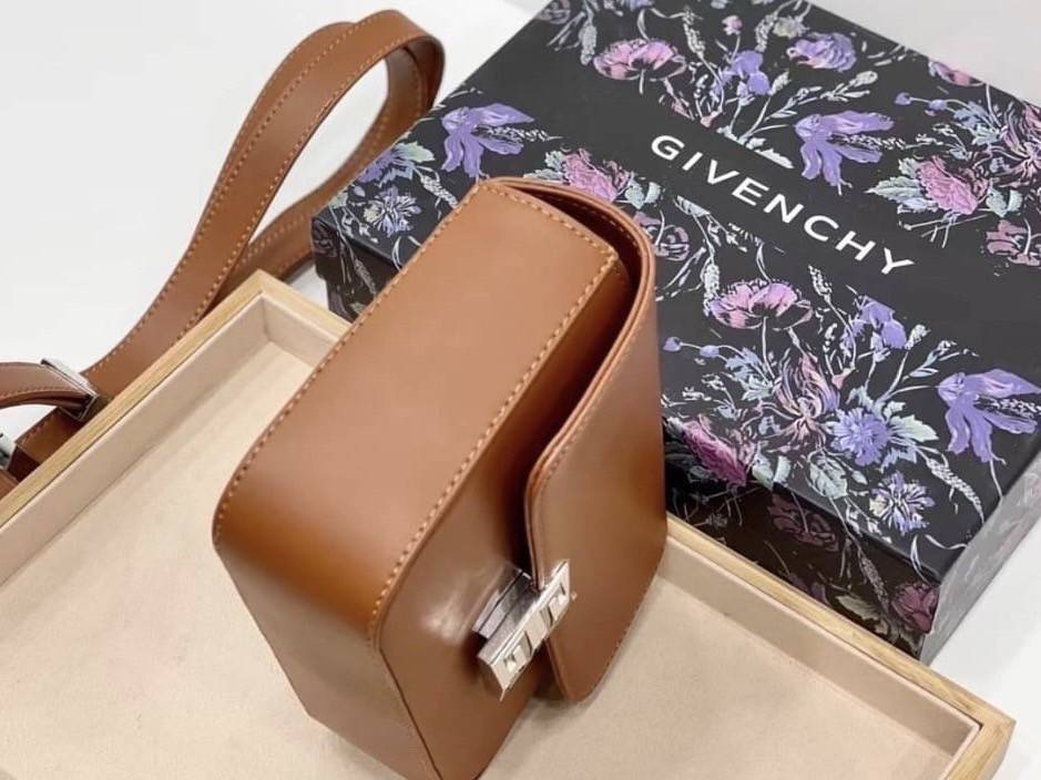 Givenchy Introducing 4G Medium Shoulder Bag วัสดุหนังแท้ อะไหล่สีเงิน ดีไซน์สวยงามทันสมัยรูปทรงสี่เหลี่ยมแบบคลาสสิก มาพร้อมสายหนังตีแบรนด์ Givenchy อันเป็นเอกลักษณ์เฉพาะของแบรนด์