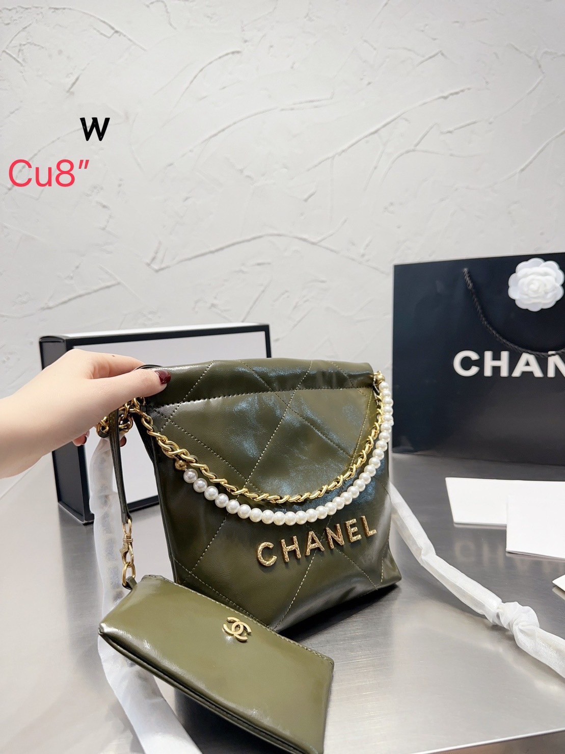 Chanel 22 mini bag with pearls 8" / Chanel Bag พร้อมส่ง กระเป๋าสะพาย สายโซ่อะไหล่ทองพร้อมสายมุกสวยหรู ทรงยอดฮิตในปี 2023 หิ้วหรือคล้องไหล่ได้ มาพร้อมกล่อง อปก ครบเซ็ท รอบนี้จัดราคาพิเศษสุดคุ้มค่ะ ใช้งานต่างประเทศได้ ภาพถ่ายจากงานขายจริง