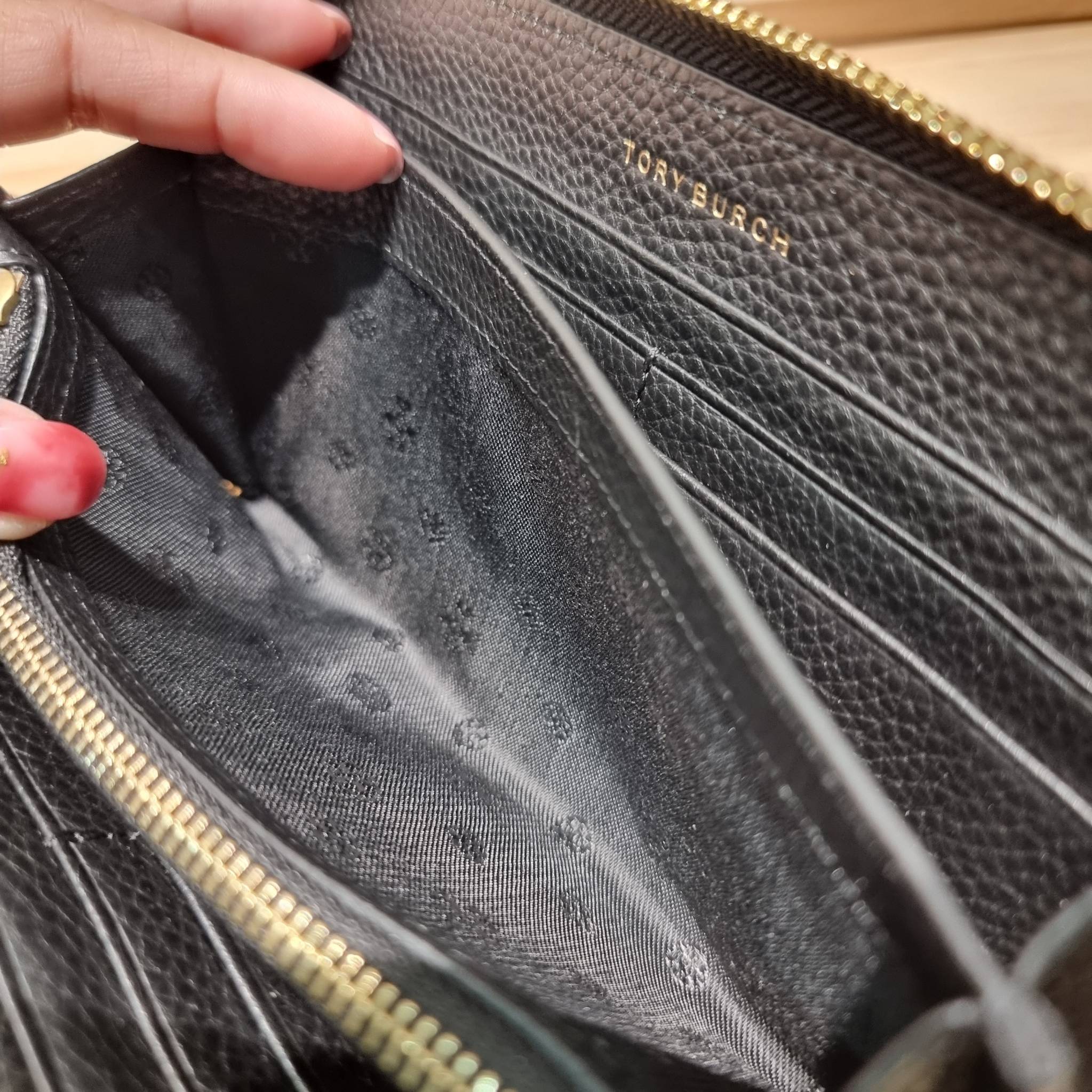 TORY BURCH THEA MULTI GUSSET ZIP CONTINENTAL WALLET กระเป๋าสตางค์ใบยาวเบสท์เซลเลอร์ ขนาดกำลังพอเหมาะ ดีไซน์เรียบหรู