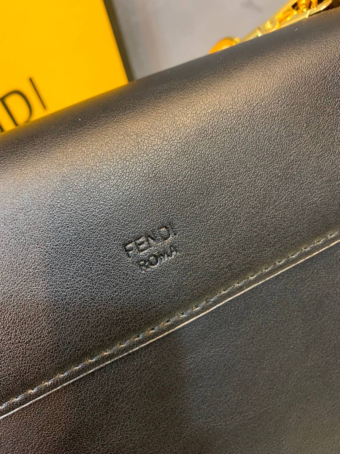 FENDI KAN leather bag เกรดออริจินอล ด้วยสีและลวดลายคลาสสิกตามแบบแบรนด์ เข้าได้กับสาวๆ ทุกสไตล์ บ่งบอกความเป็น FF ได้อย่างสมบูรณ์แบบ โทนสีแมตช์กับเสื้อผ้าได้ง่าย เสริมลุคสาวมั่นก็ลงตัว หรือเปลี่ยนมาติดสายสะพายยาวเพื่อสะพายคาดลำตัวก็ได้ความชิลและคล่องตัวไปอ